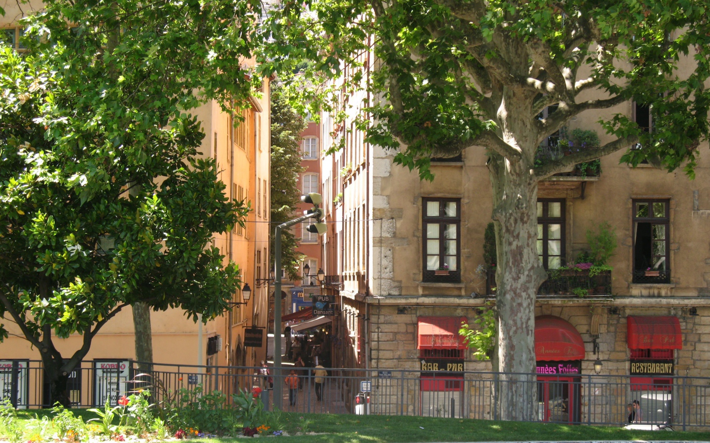 Городская улица в городе Лион, Франция