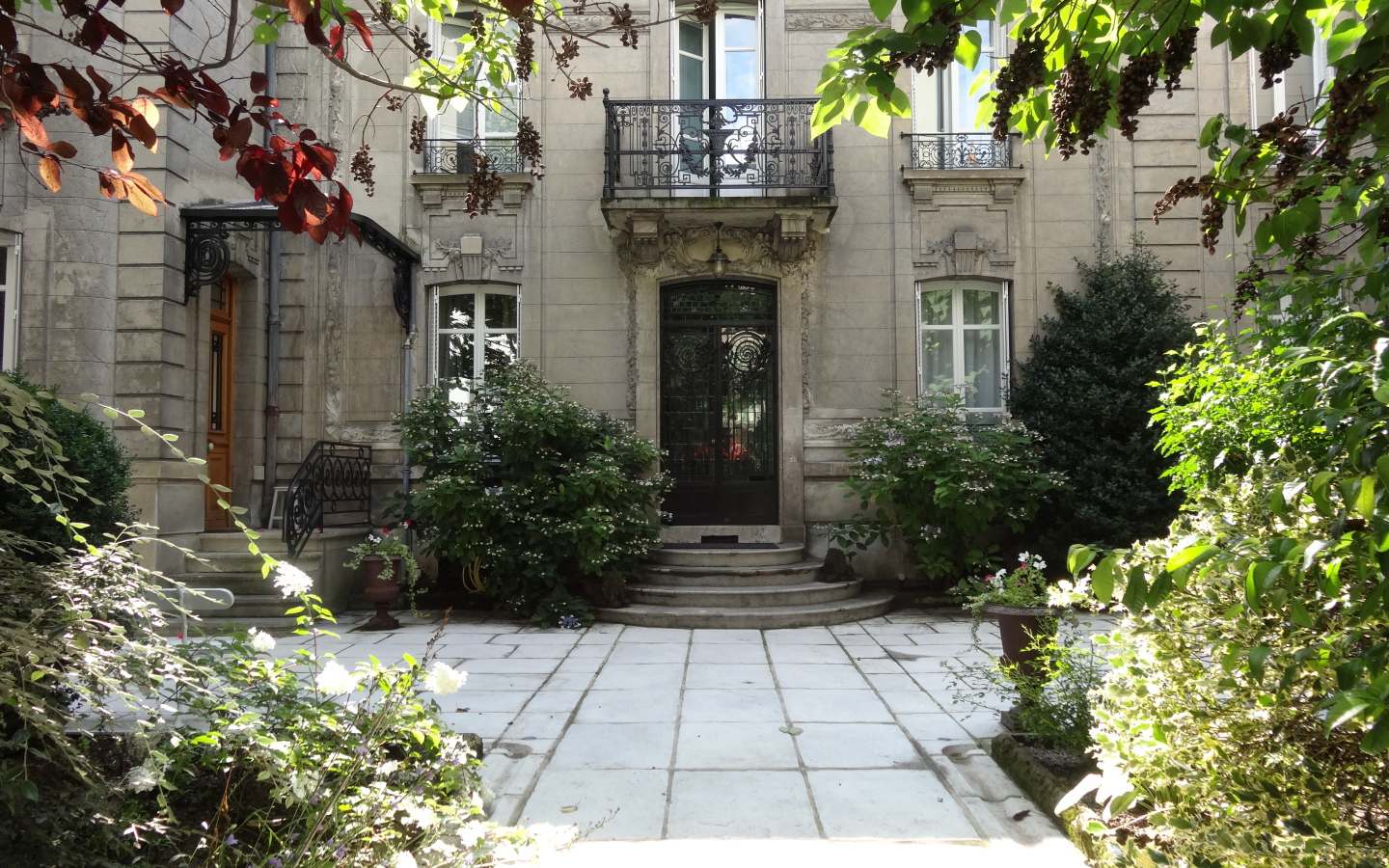 Уютный двор в городе Виши, Франция