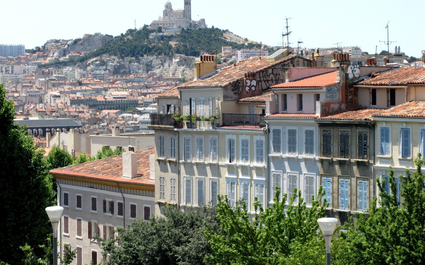 Дома на фоне холма в городе Марсель, Франция