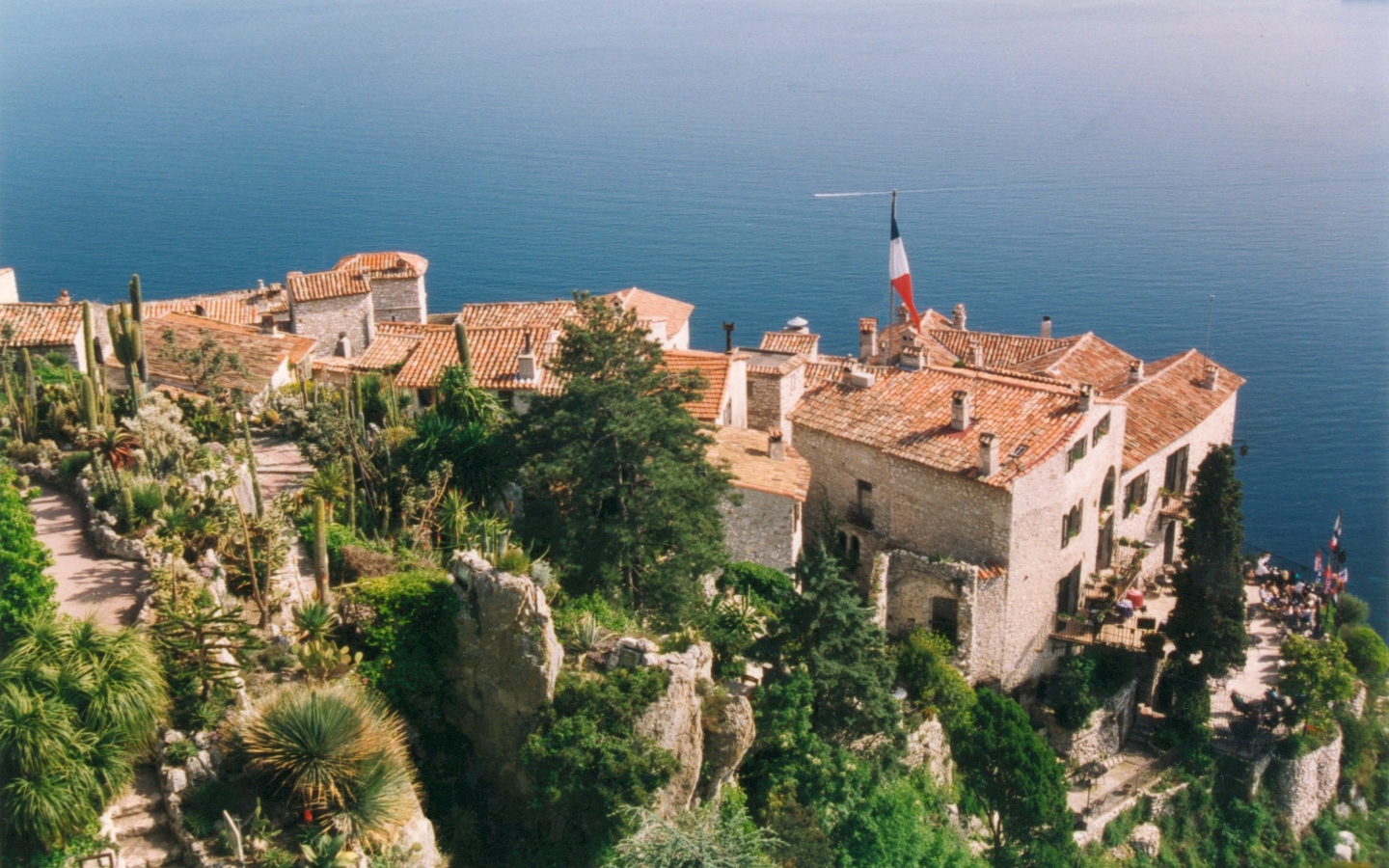 Дома на фоне моря на курорте Эз, Франция