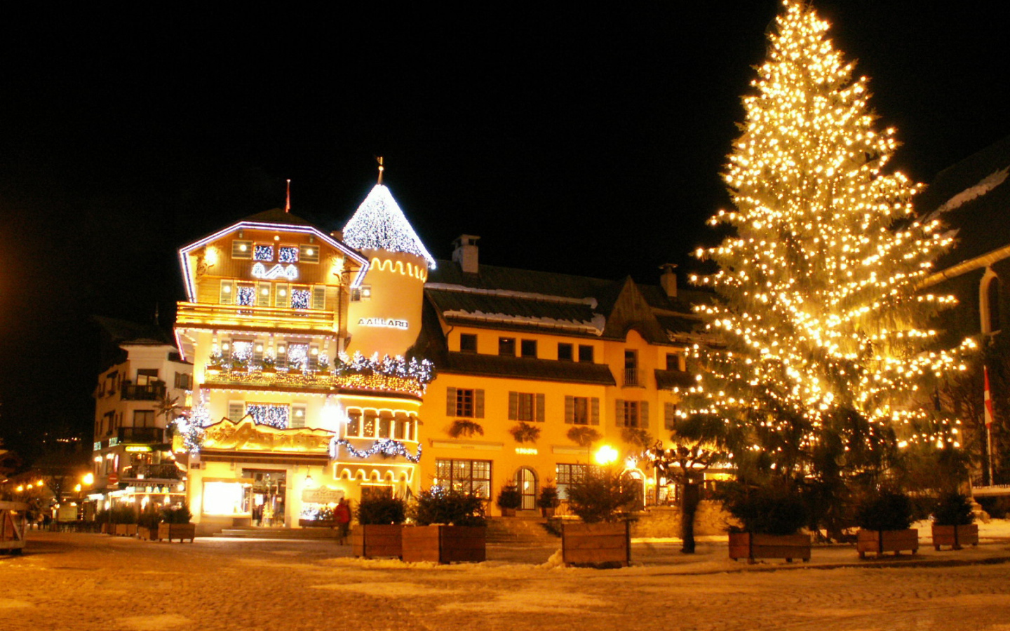 Ночное сияние на горнолыжном курорте Межев, Франция