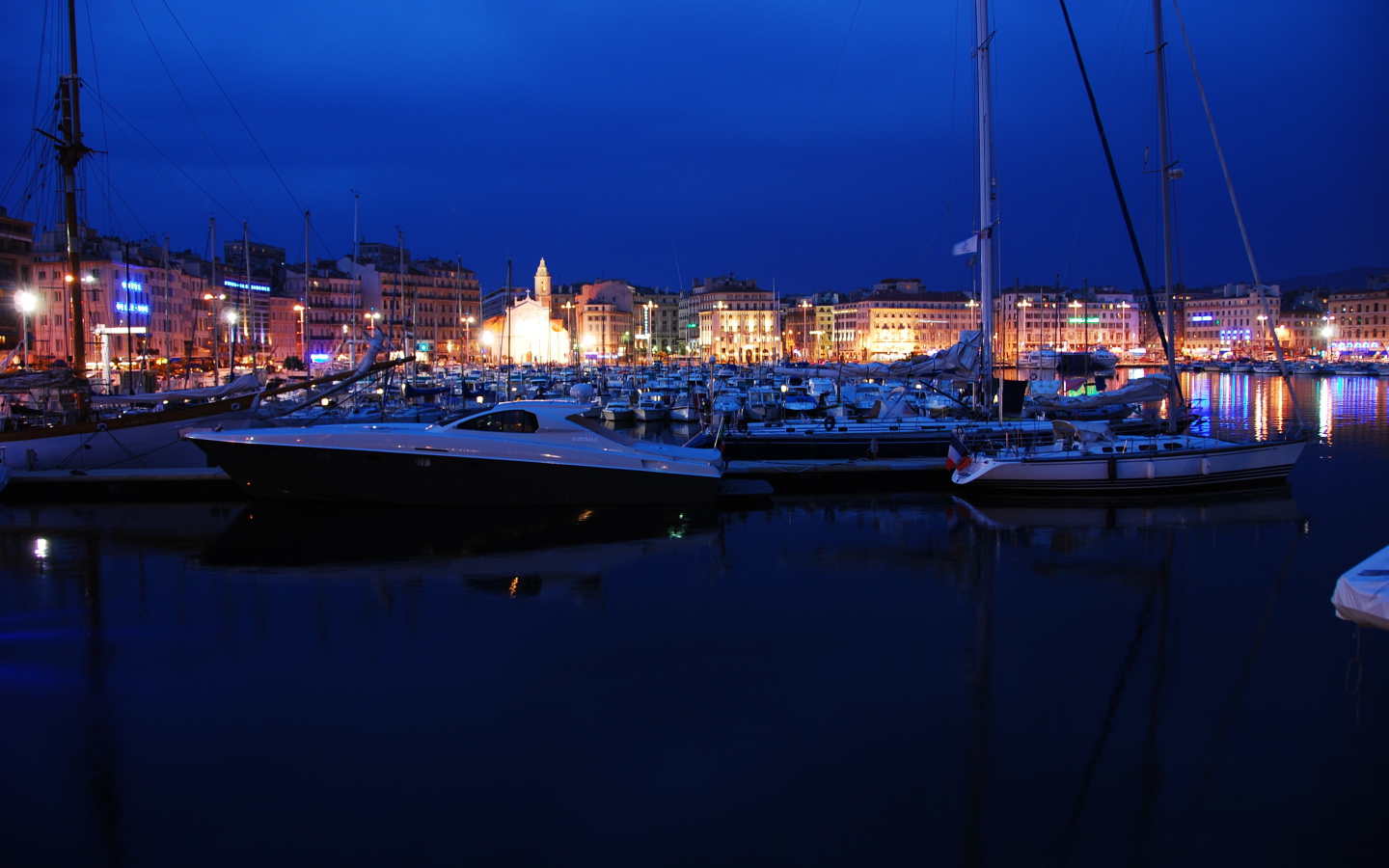 Ночные огни в порту в городе Марсель, Франция