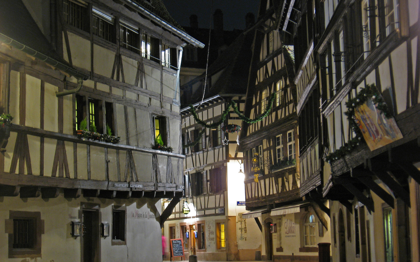 Ночная улица в городе Страсбург, Франция