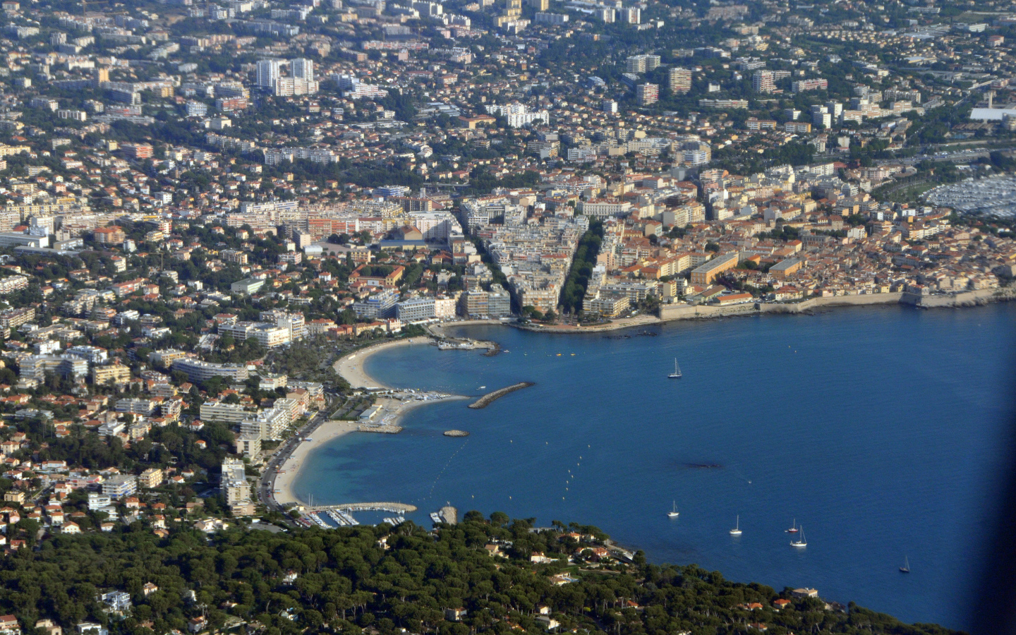 Панорама города на курорте Антибы, Франция