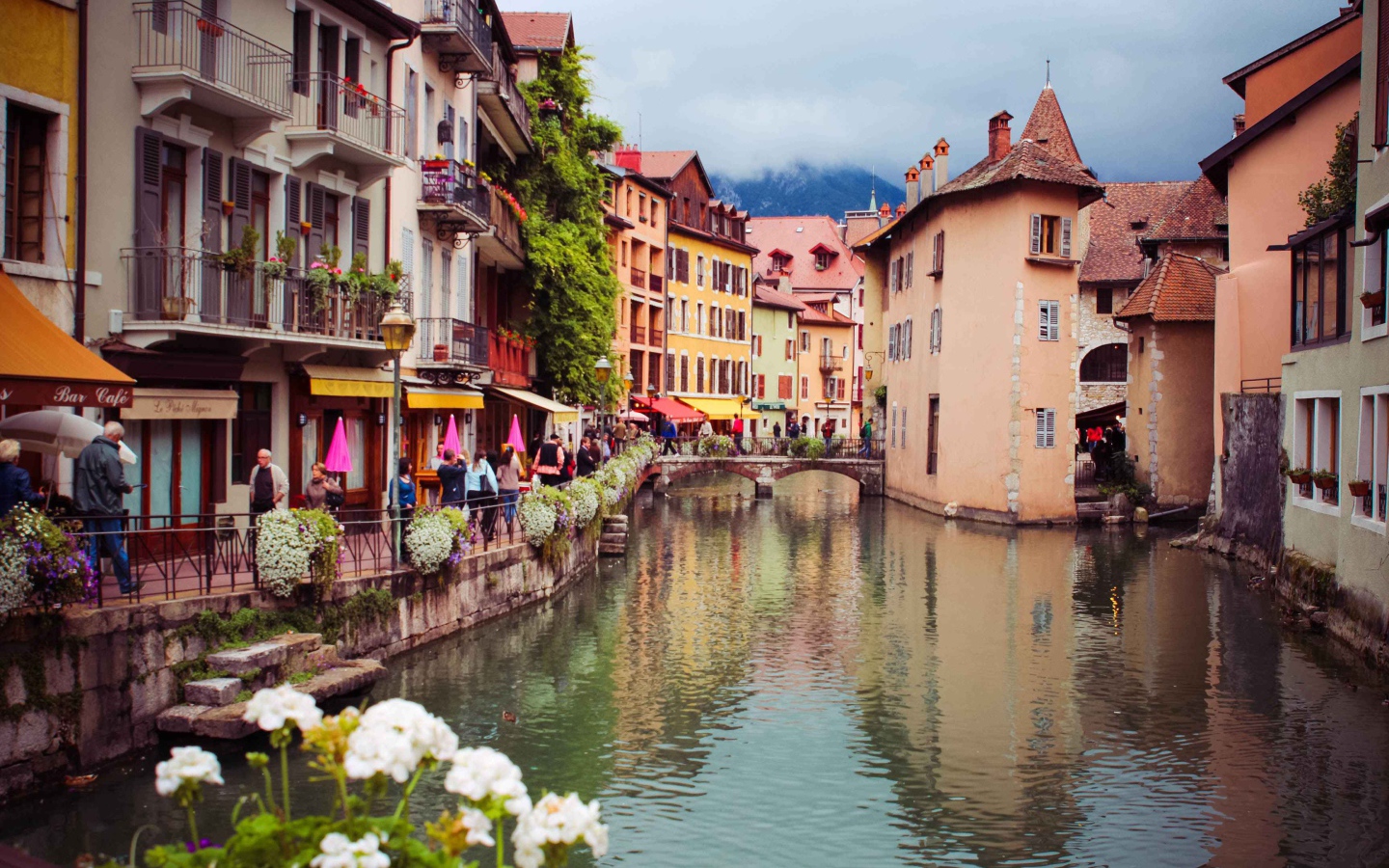 Живописный канал в городе Аннеси, Франция