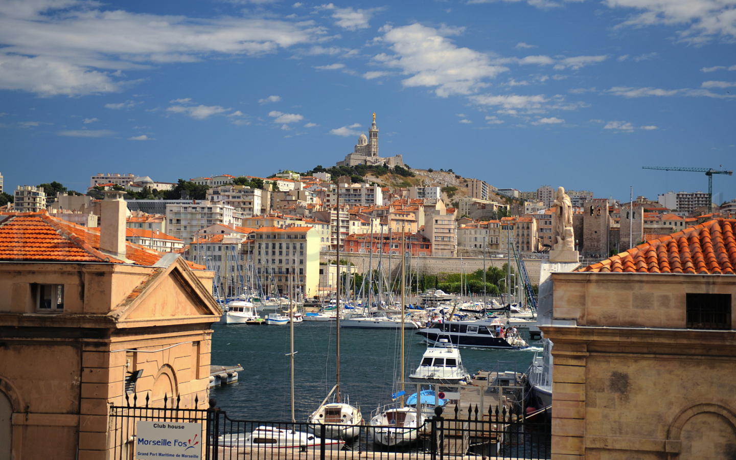 Порт на фоне холма в городе Марсель, Франция