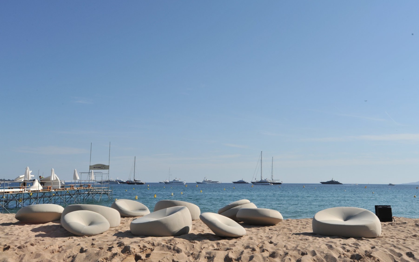 Отдых на пляже в Каннах, Франция