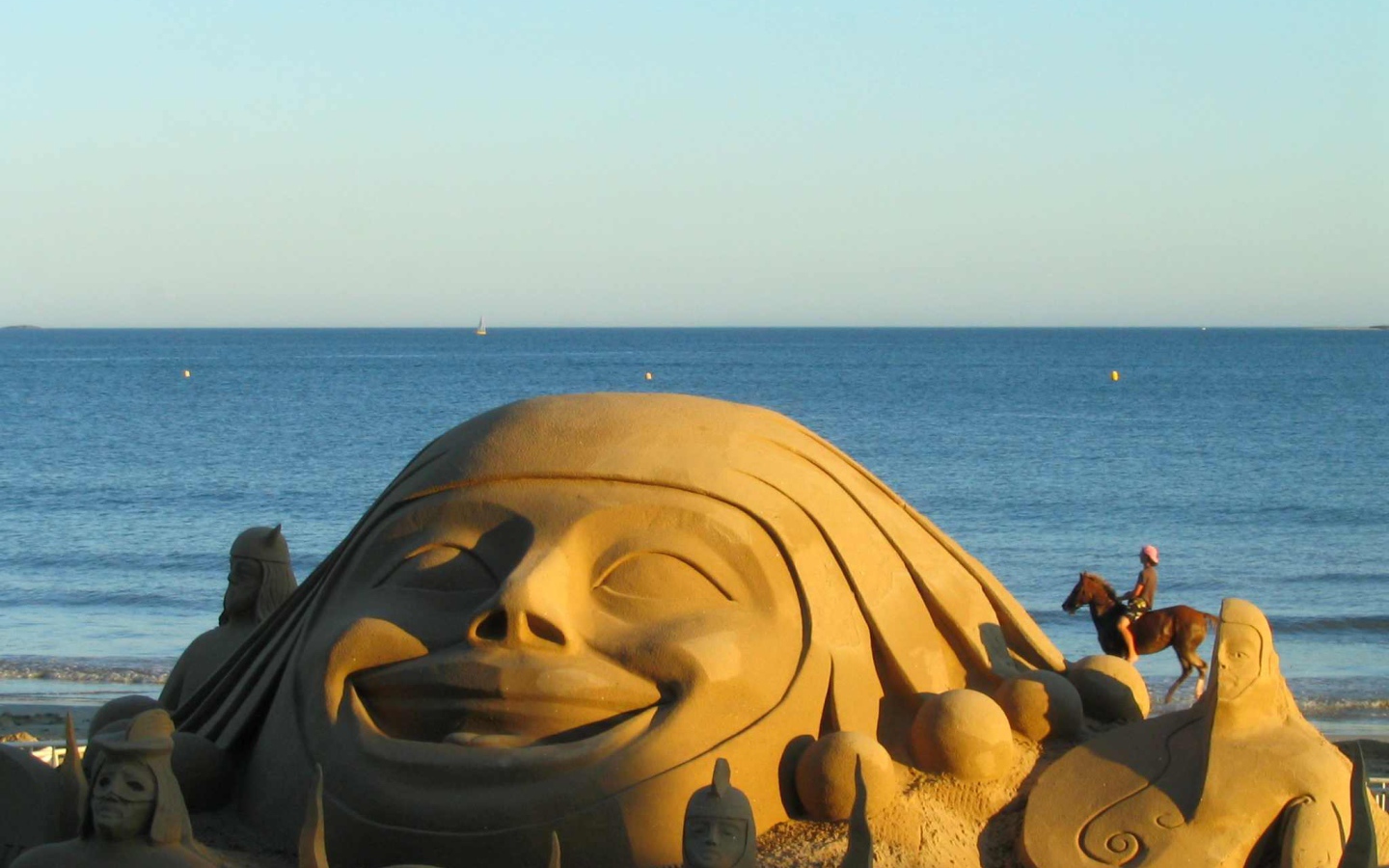 Песчаная скульптура на курорте Ла Боль, Франция