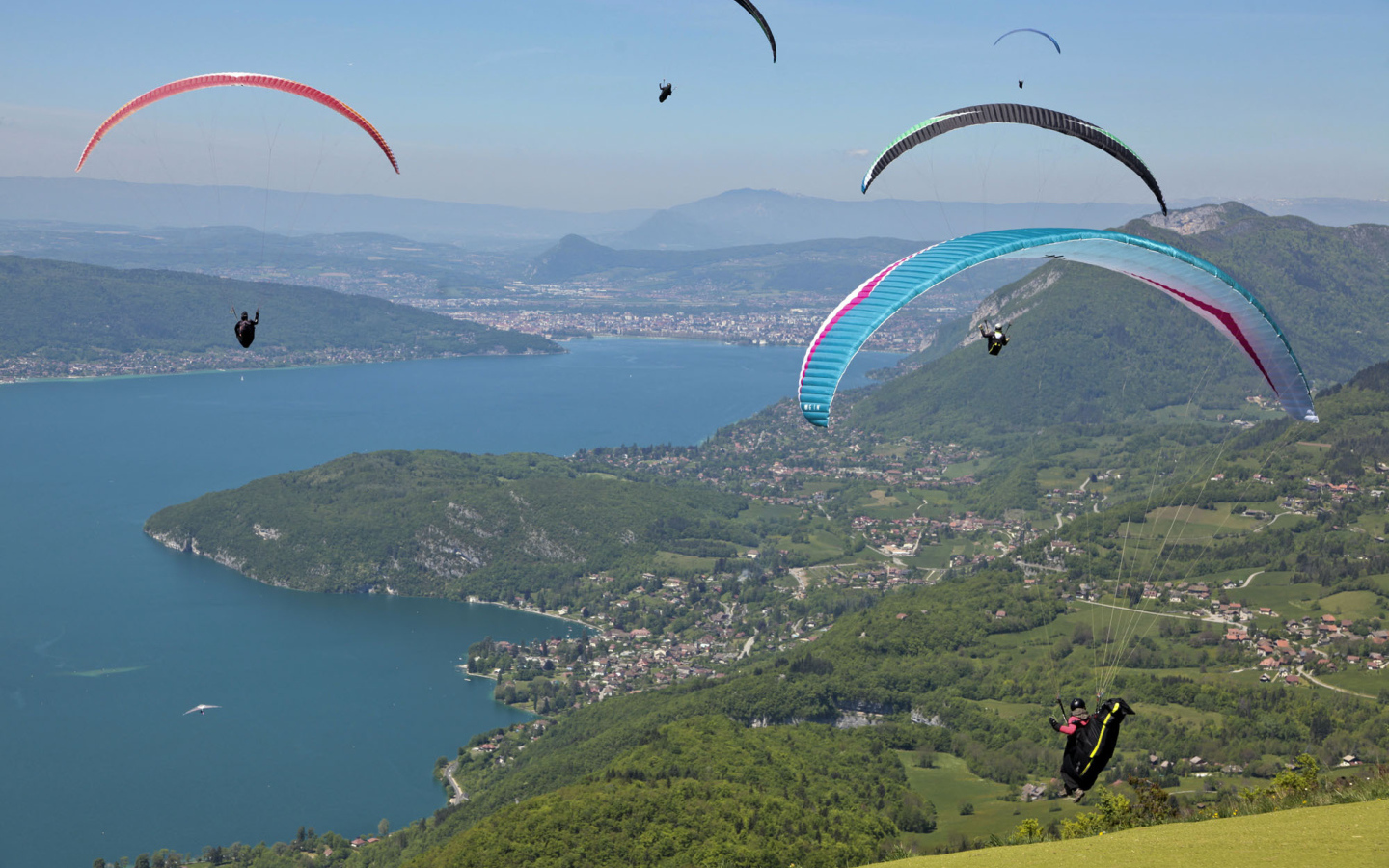 Парашютисты в городе Аннеси, Франция