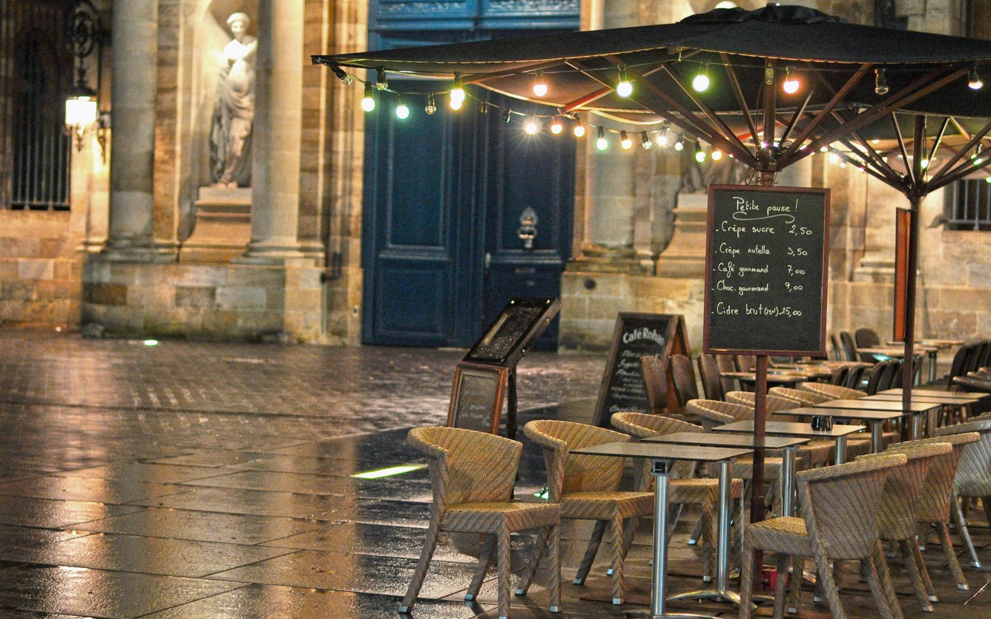 Уличное кафе в Бордо, Франция