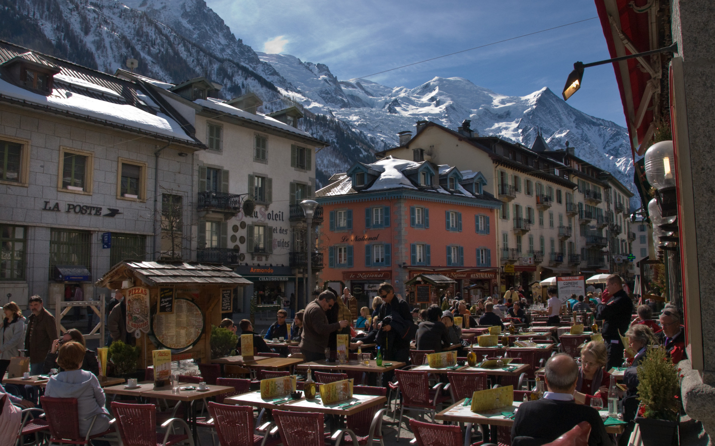 Уличное кафе на горнолыжном курорте Межев, Франция