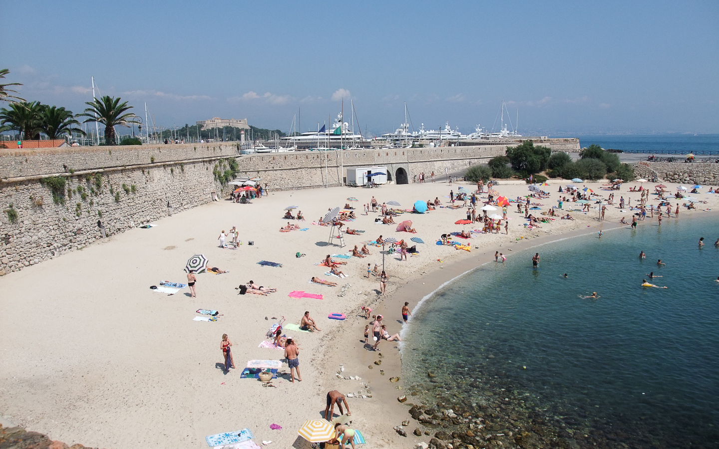 Летний отдых на пляже на курорте Антибы, Франция