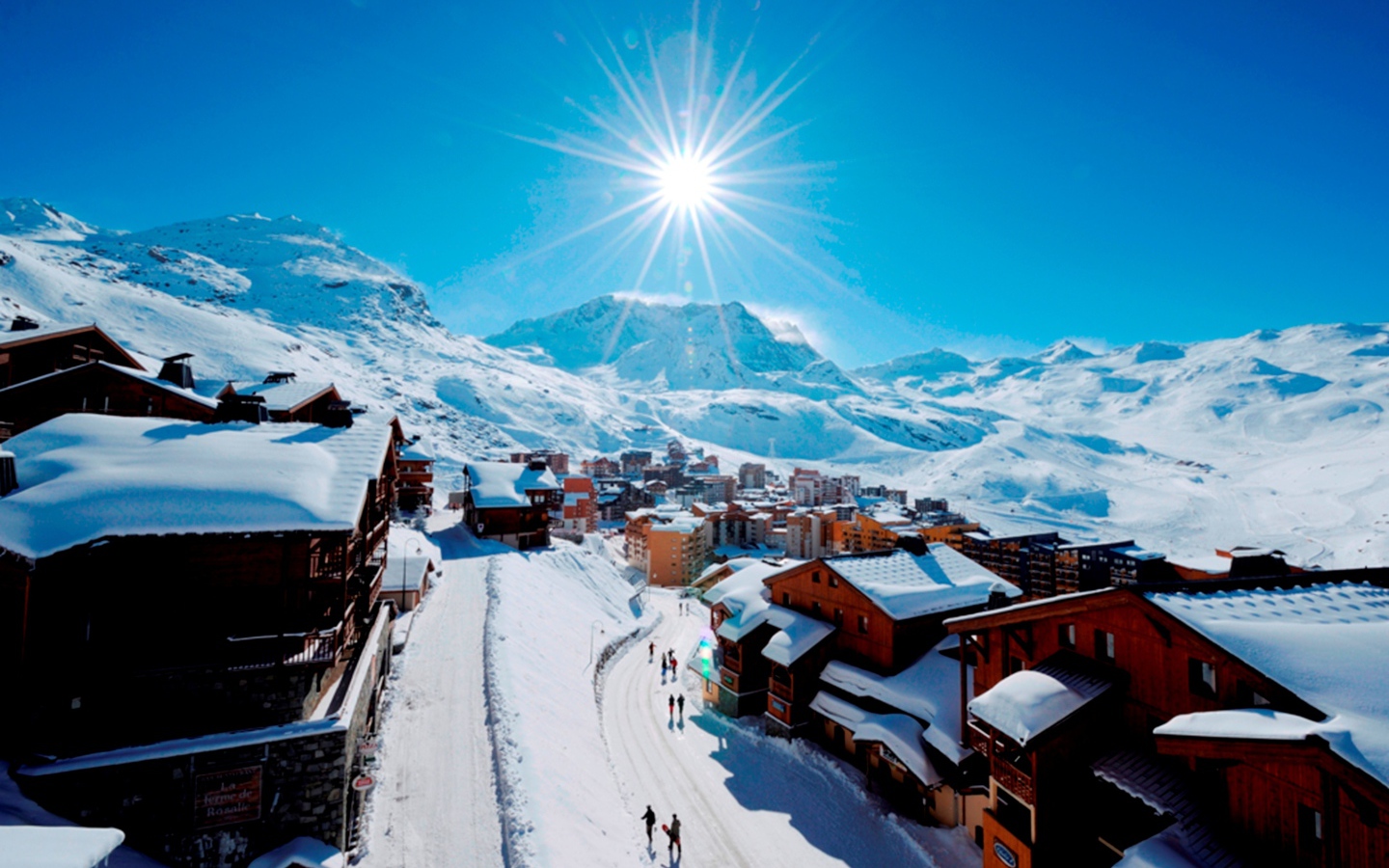 Солнце над городом на горнолыжном курорте Валь-Торанс, Франция