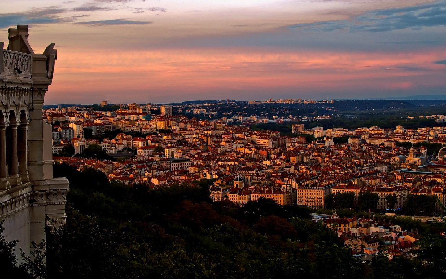 Закат в городе Лион, Франция