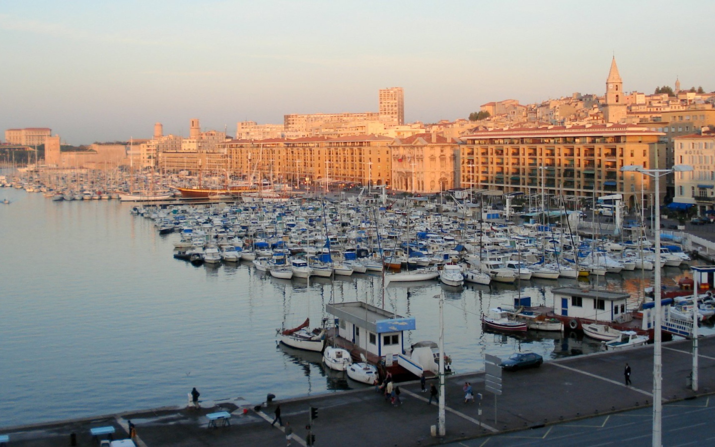Закат в порту в городе Марсель, Франция
