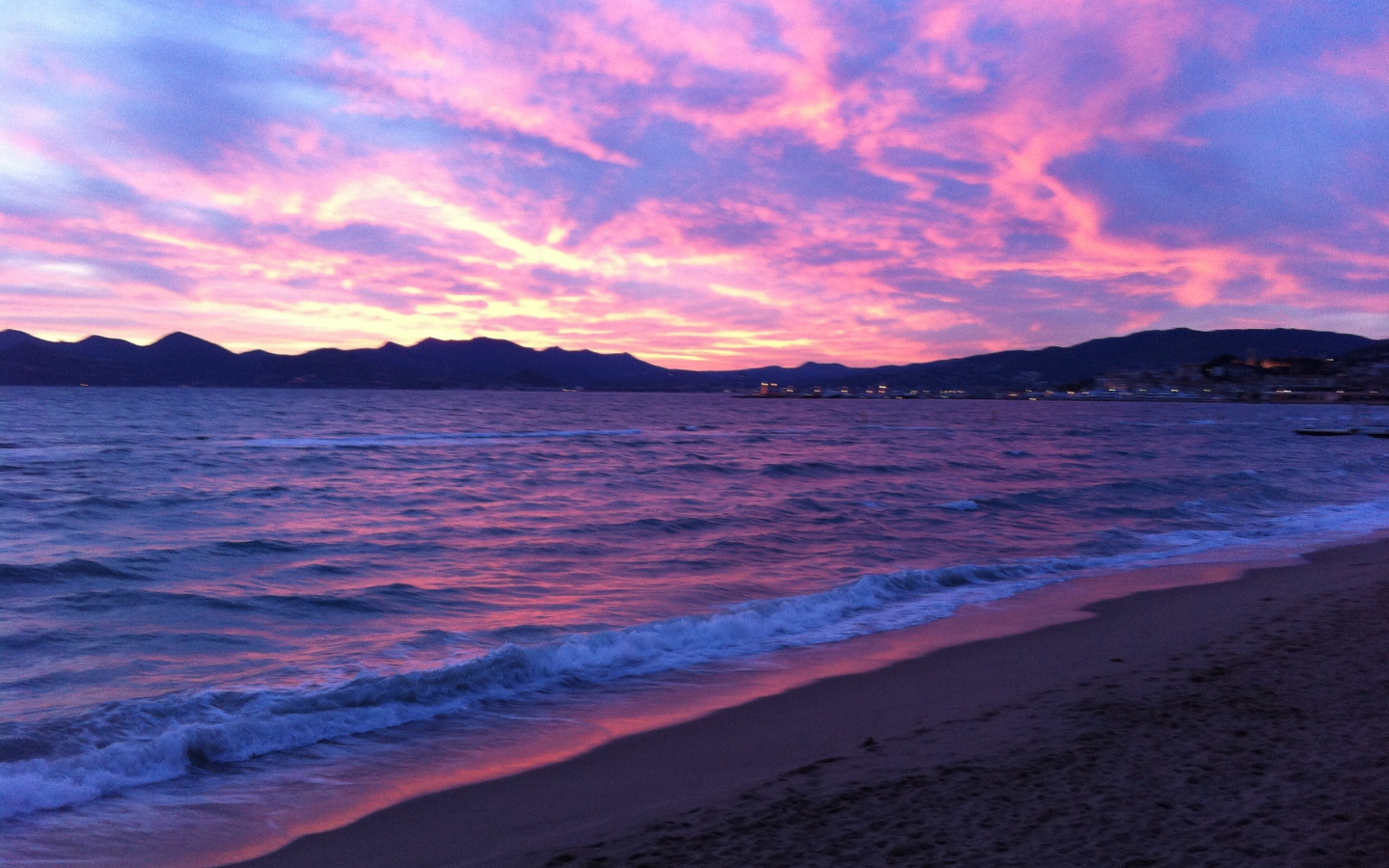 Закат на пляже на курорте Ла Боль, Франция