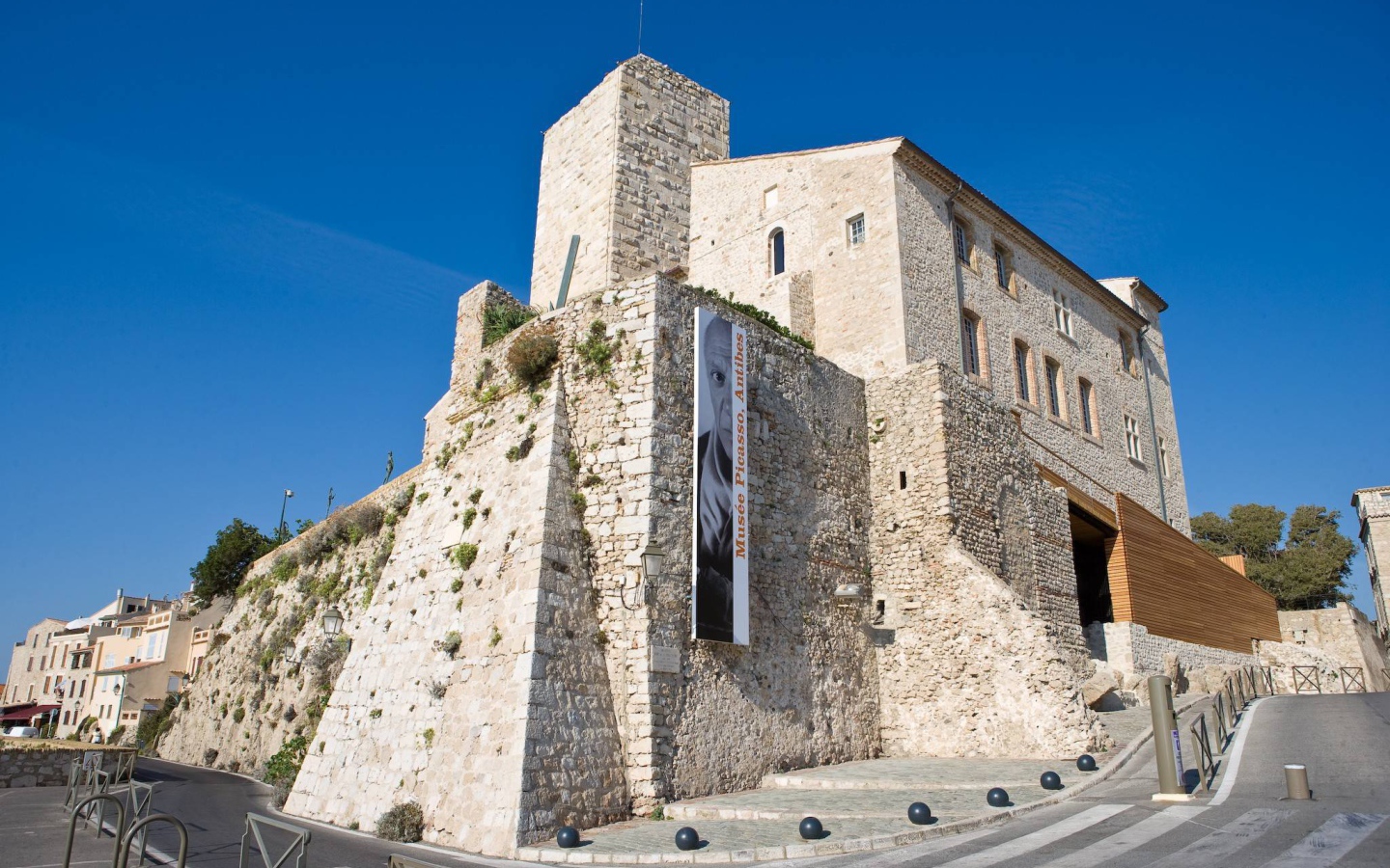 Старинный замок на курорте Антибы, Франция