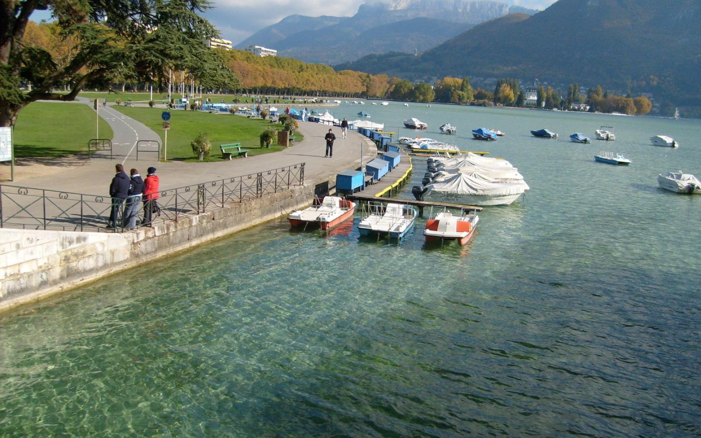 Набережная озера в городе Аннеси, Франция
