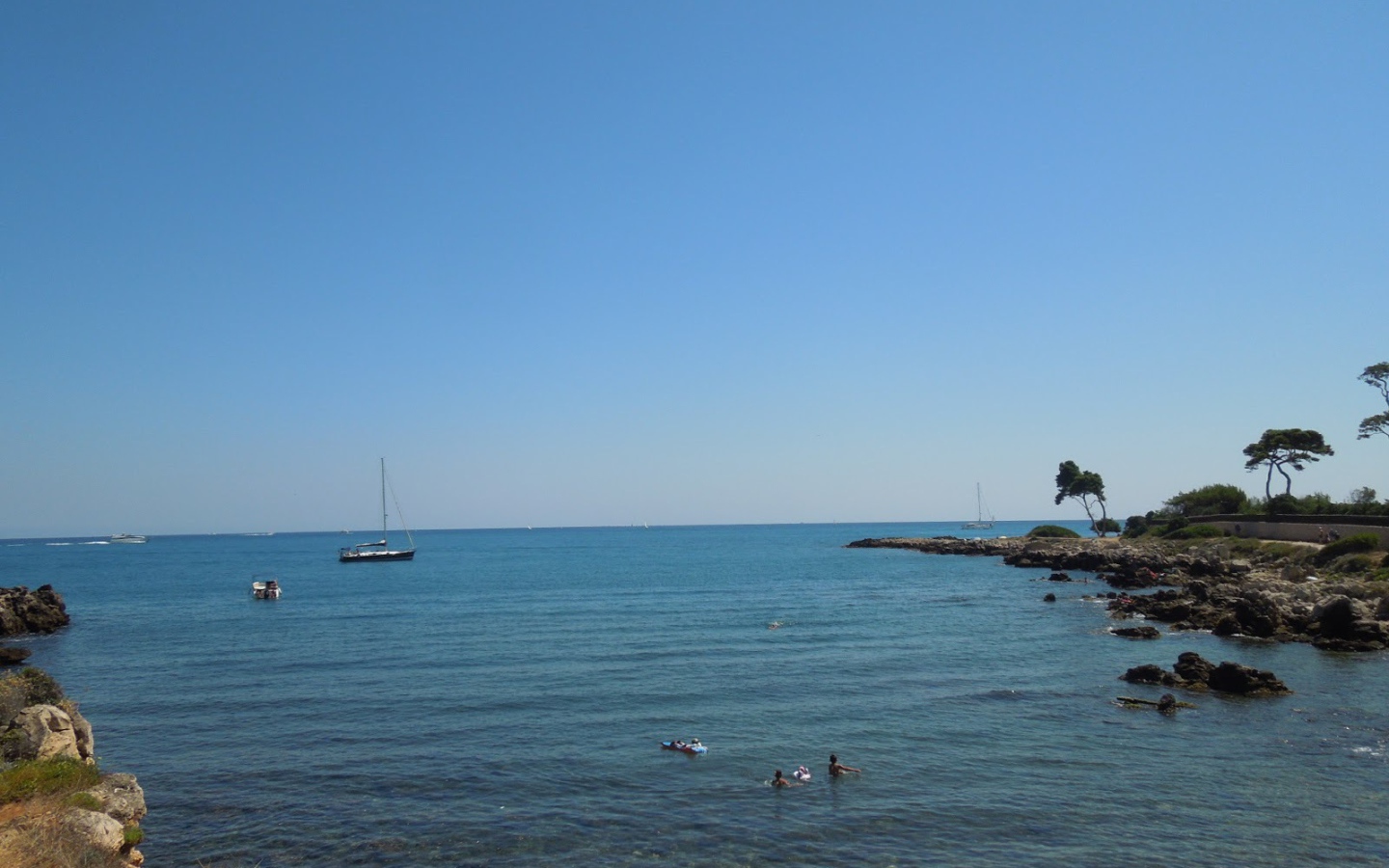 Море на курорте Антибы, Франция