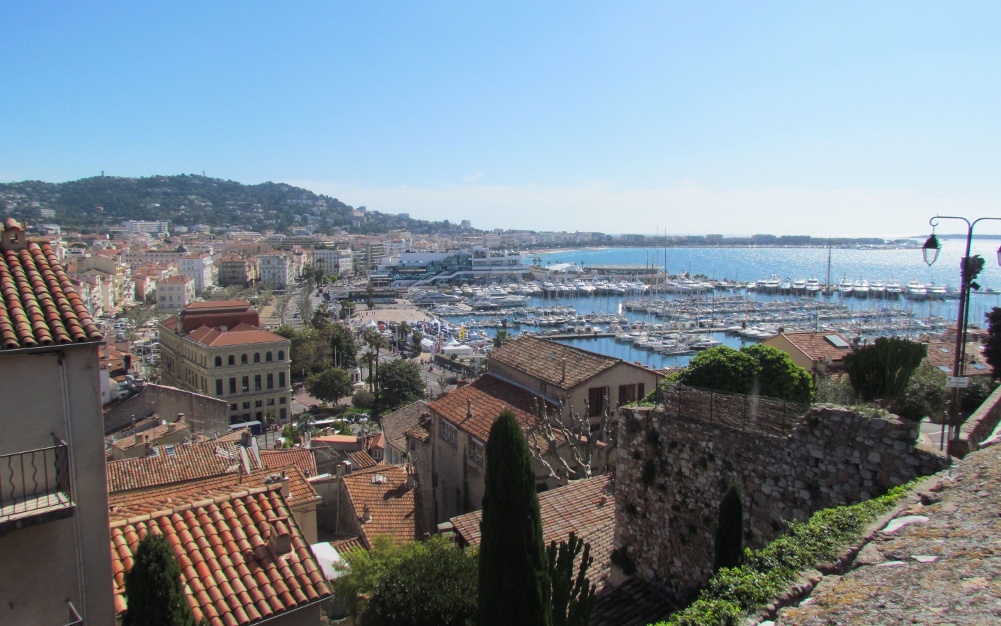 Вид с холма в Каннах, Франция