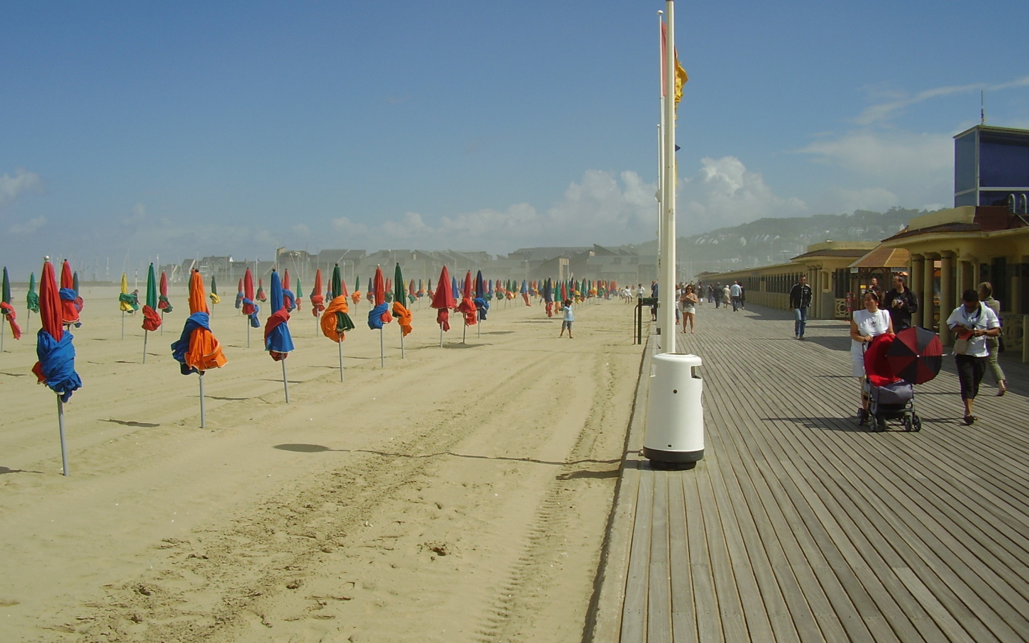 Прогулка по набережной на курорте Довиль, Франция