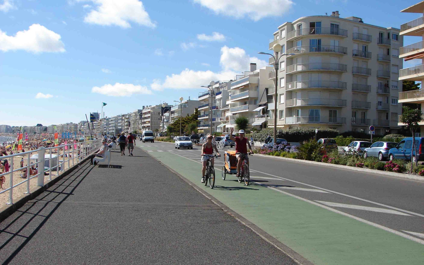 Прогулка по набережной на курорте Ла Боль, Франция