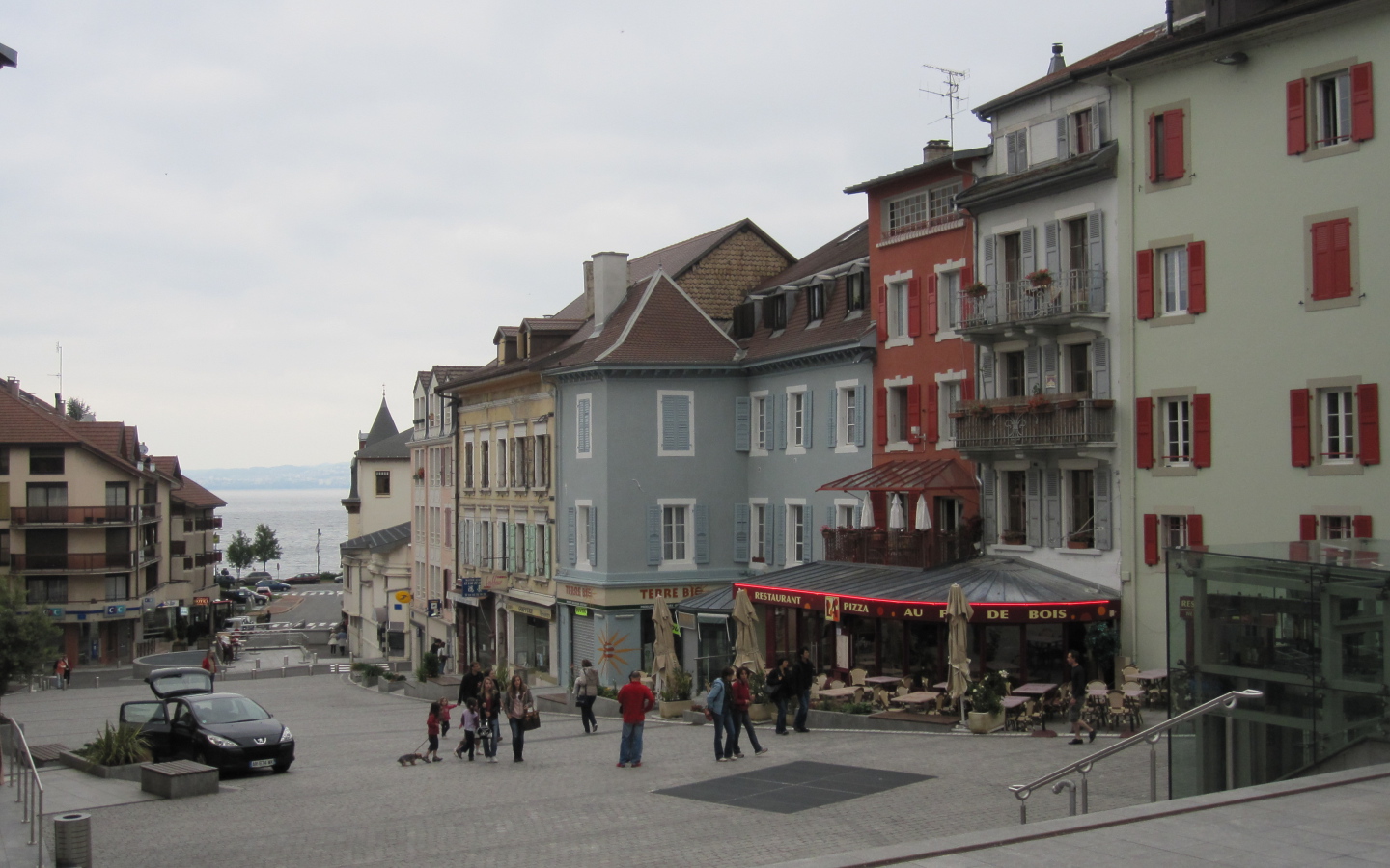 Прогулка по улице на курорте Эвиан, Франция