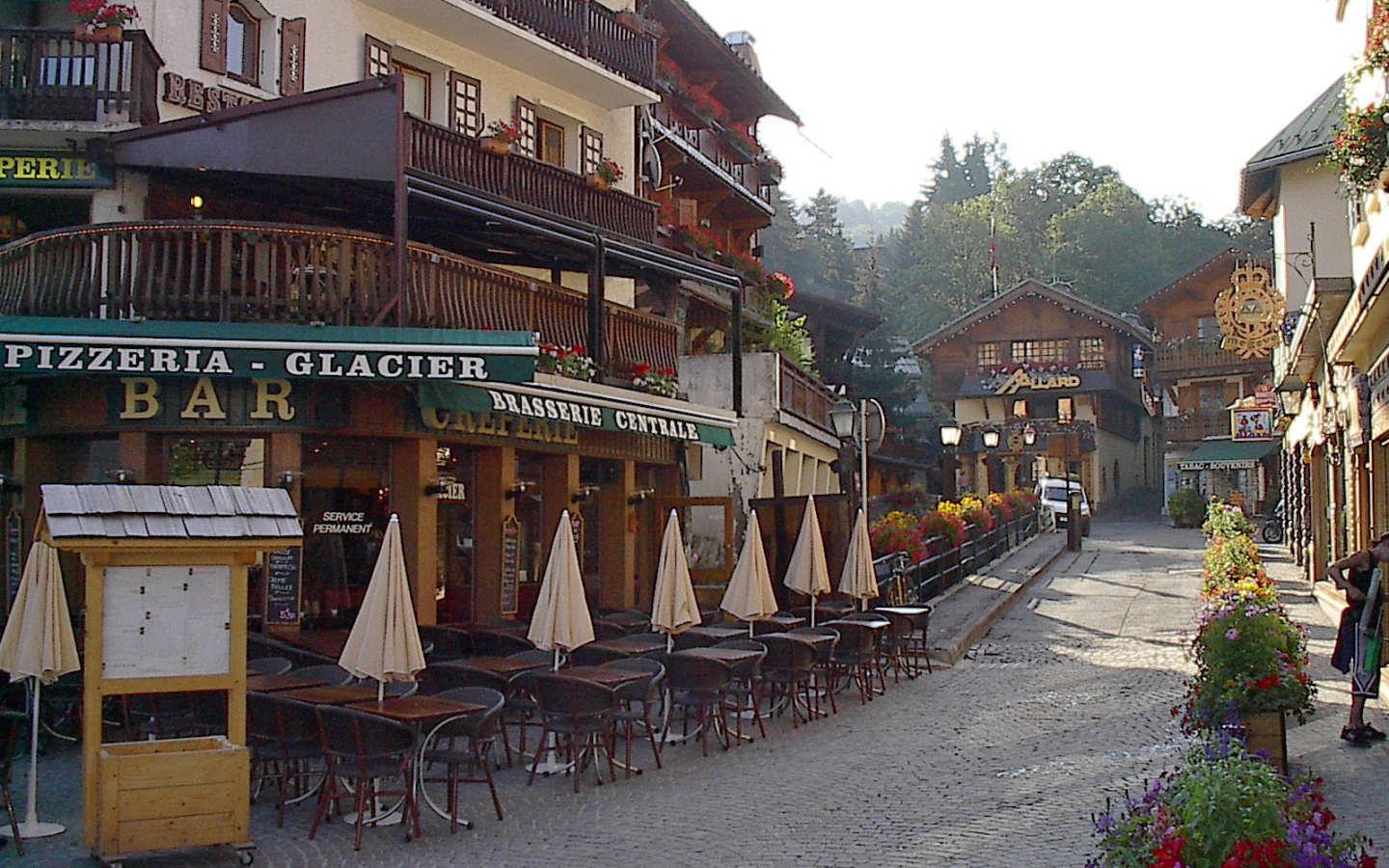 Прогулка по улице на горнолыжном курорте Межев, Франция