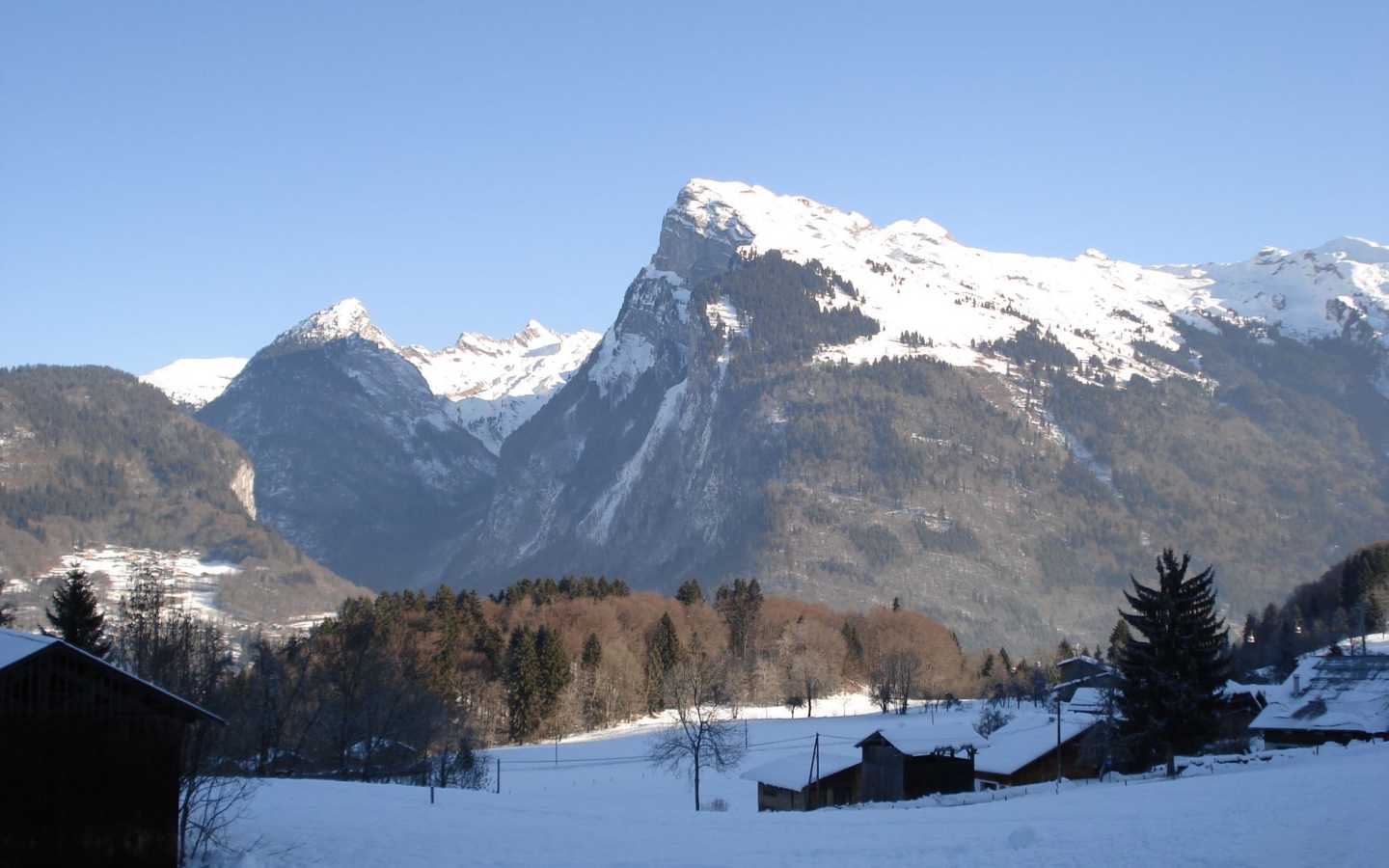 Зимний пейзаж на горнолыжном курорте Самоен, Франция