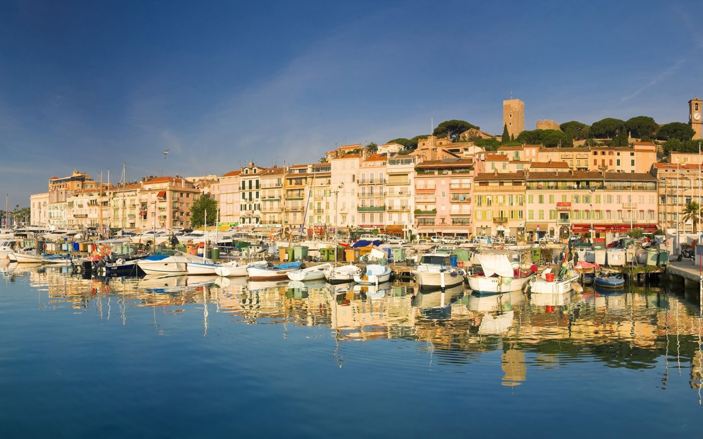 Яхты у берега в Каннах, Франция