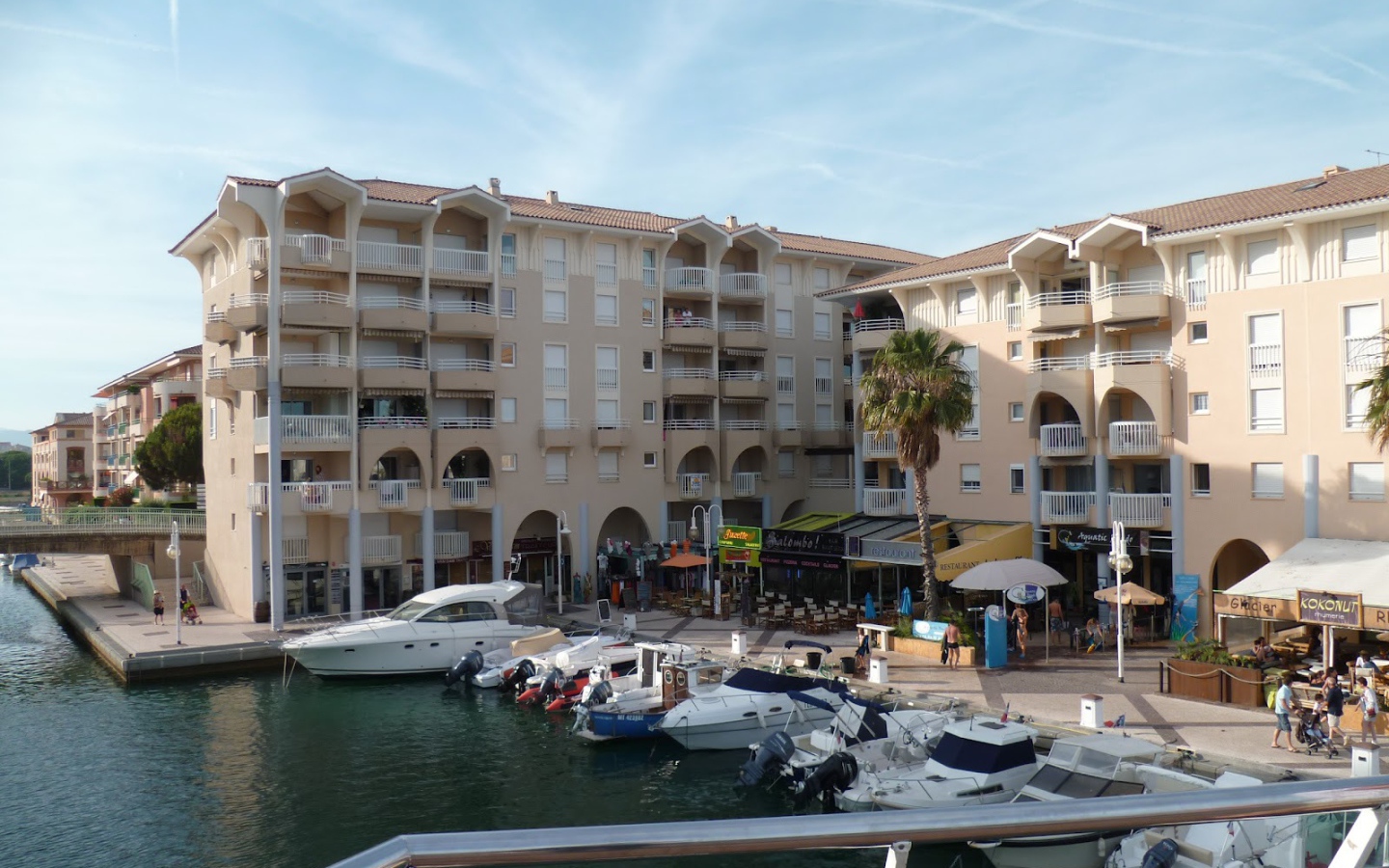 Яхты у набережной на курорте Порт Де Фрежюс, Франция