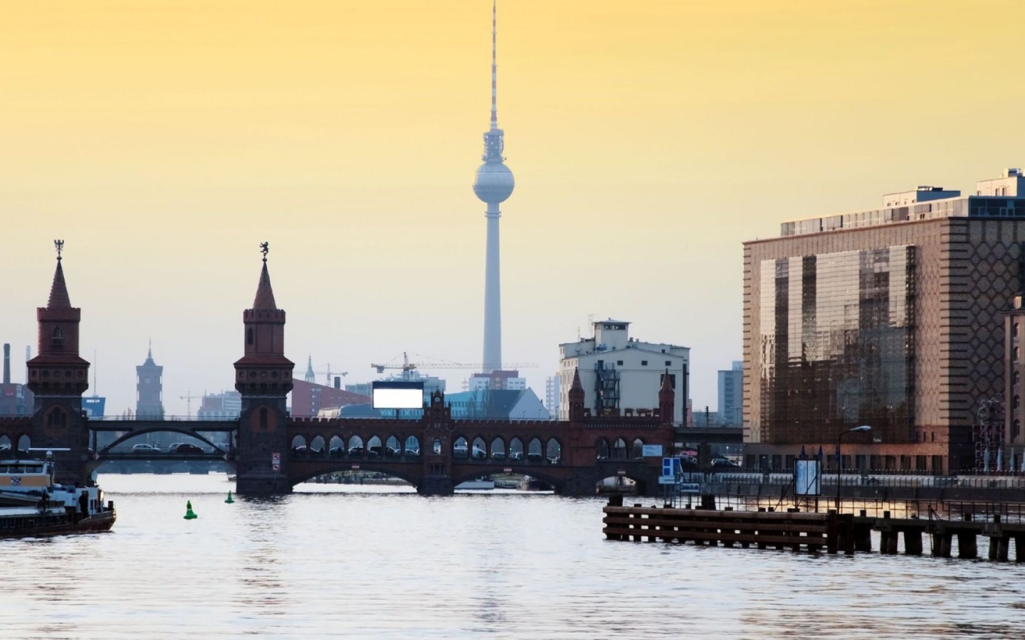 Вид на телебашню со стороны реки в Берлине