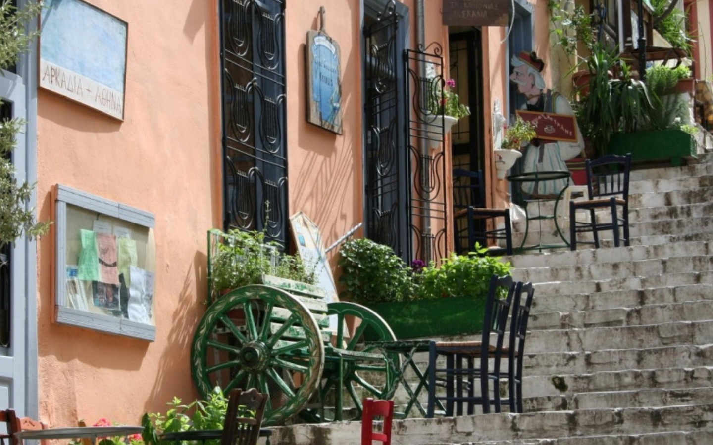 Старинная улочка в Афинах