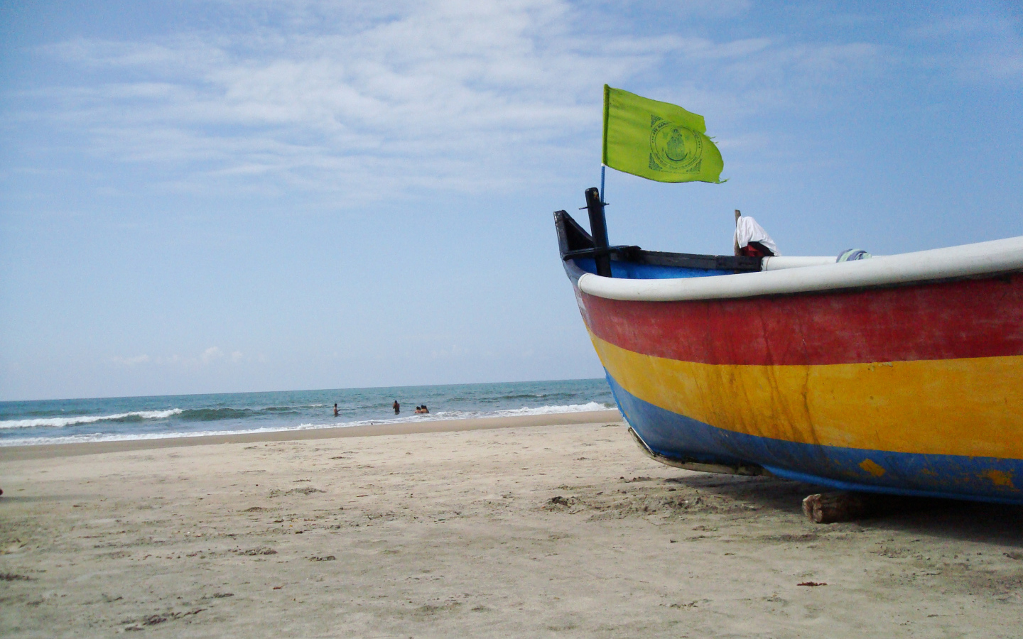 Лодка на пляже в Арамболе