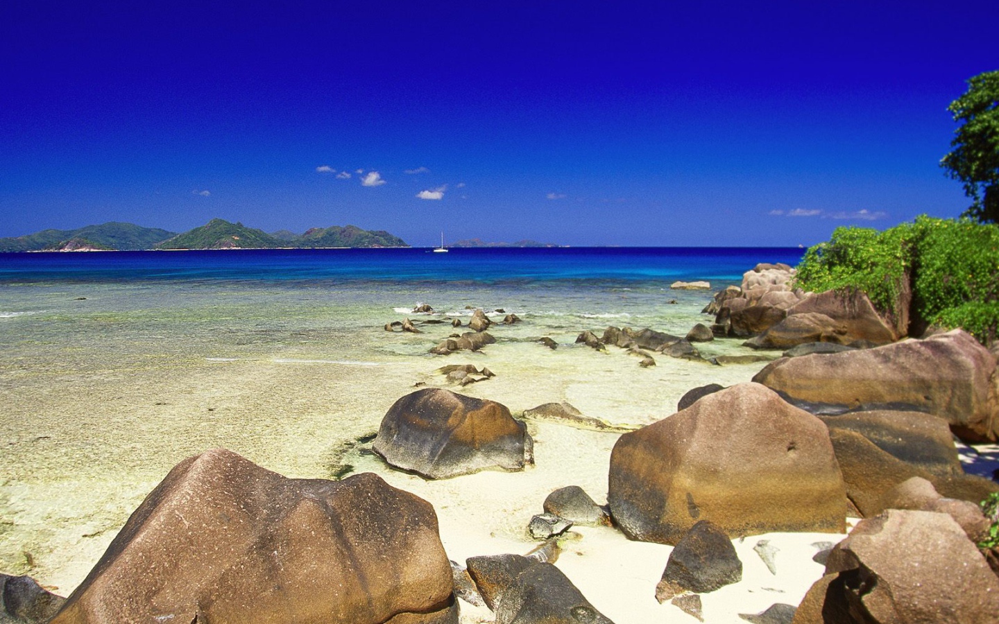 Валуны на пляжах в Гоа