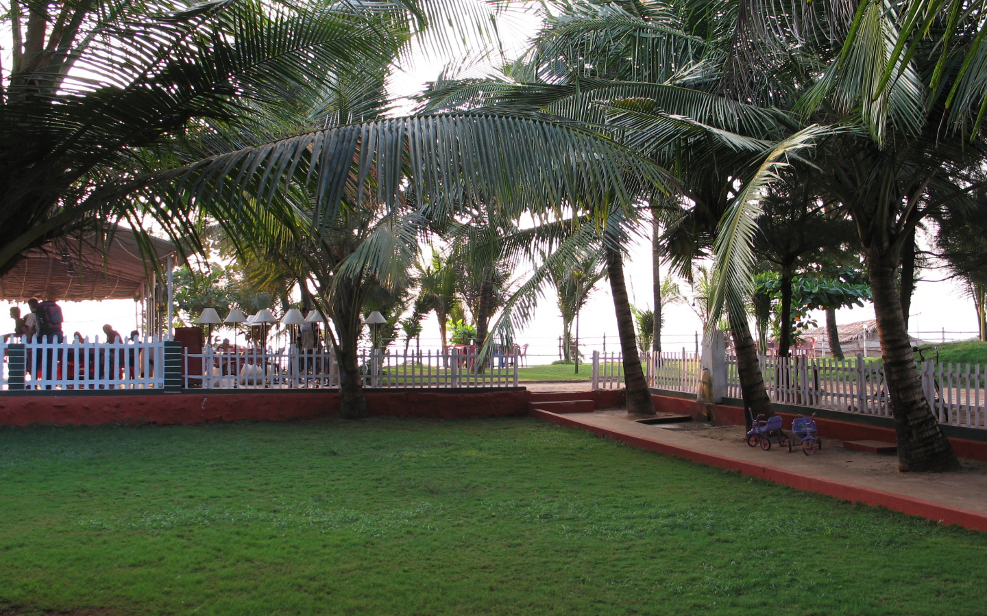 Ухоженные газоны в Бенаулиме