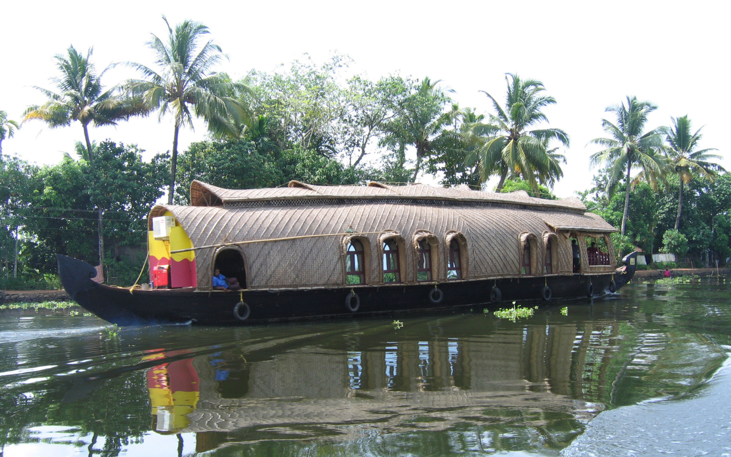 Отдыхающие на лодке в Алапуже