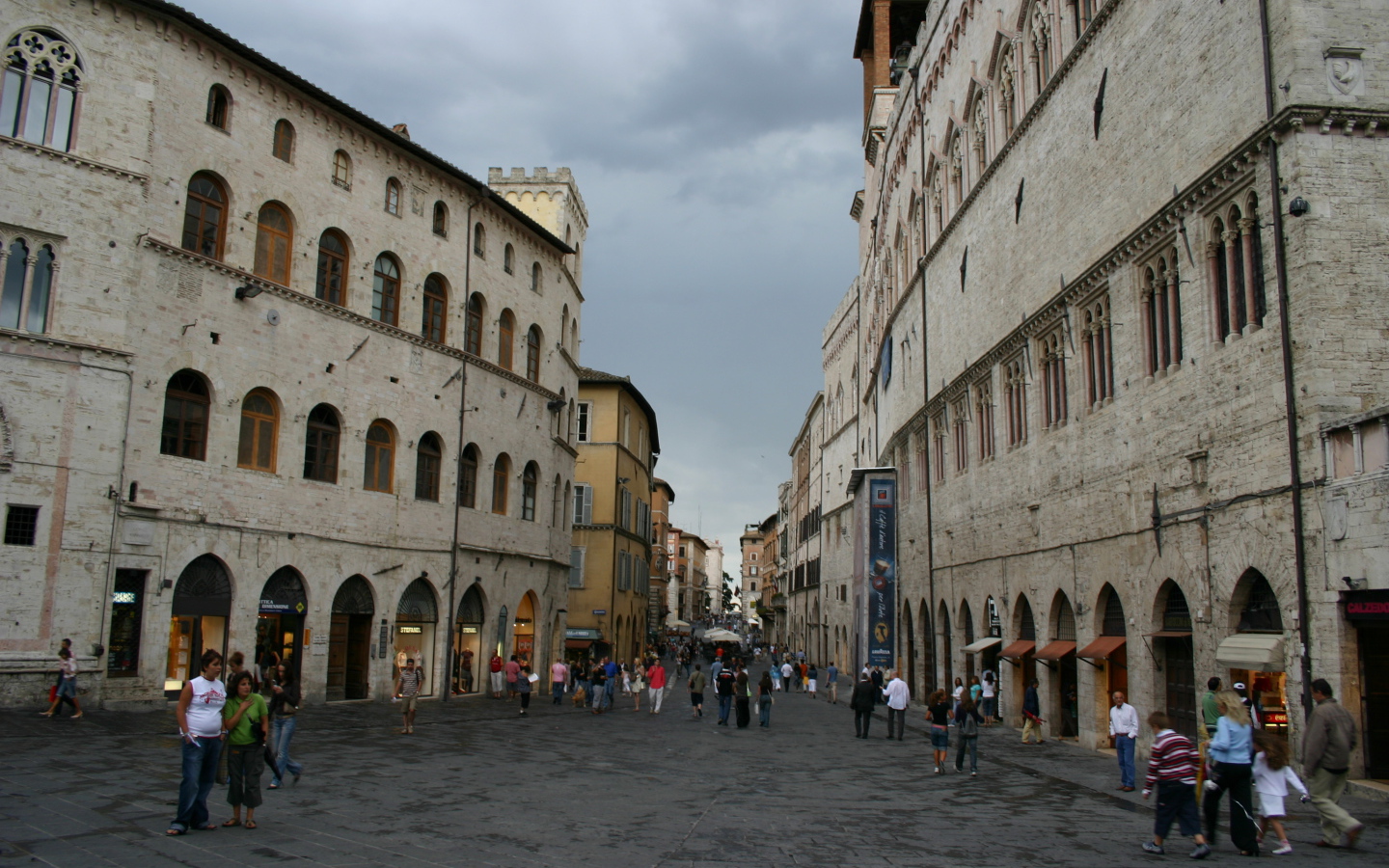 Древняя улица в Перудже, Италия