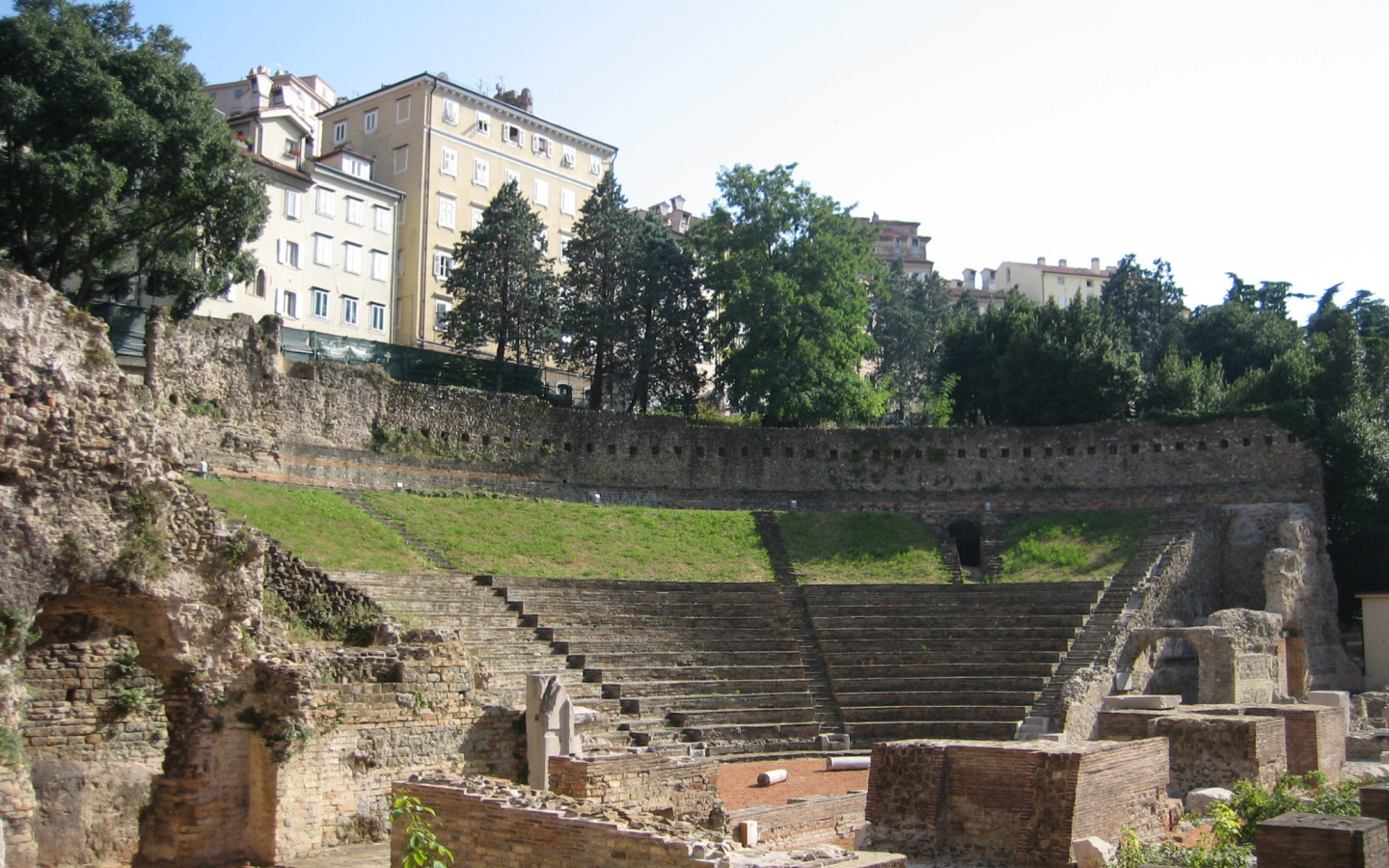 Древний амфитеатр на курорте в Триесте, Италия