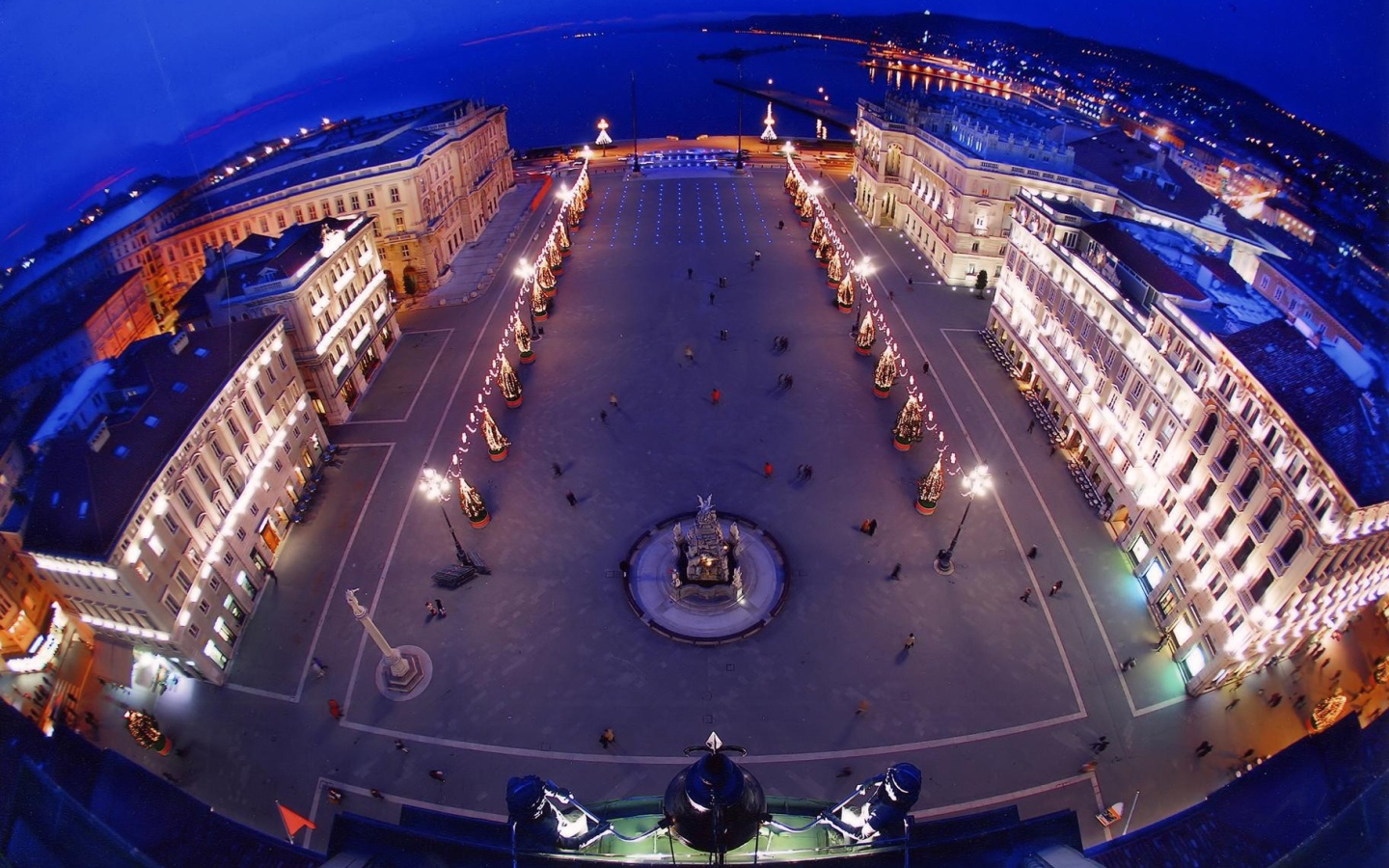 Площадь на курорте в Триесте, Италия