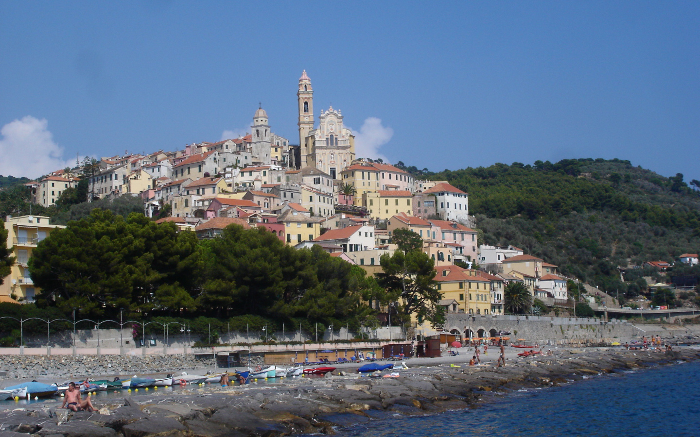 Осенний отдых на пляже на курорте Империя, Италия