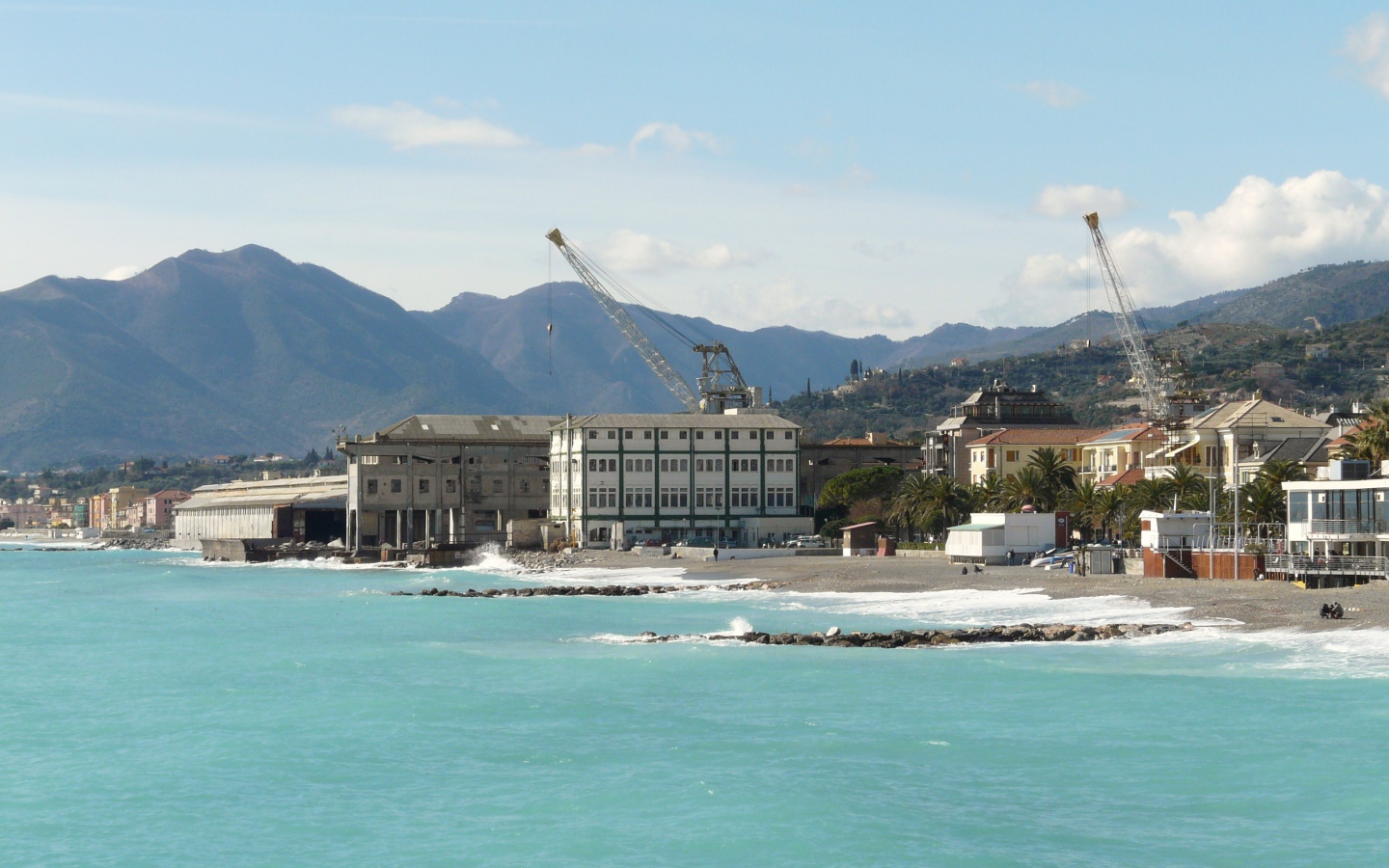 Осенний отдых на курорте в Пьетра Лигуре, Италия