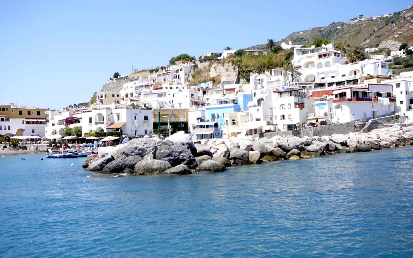 Голубая лагуна на острове Искья, Италия