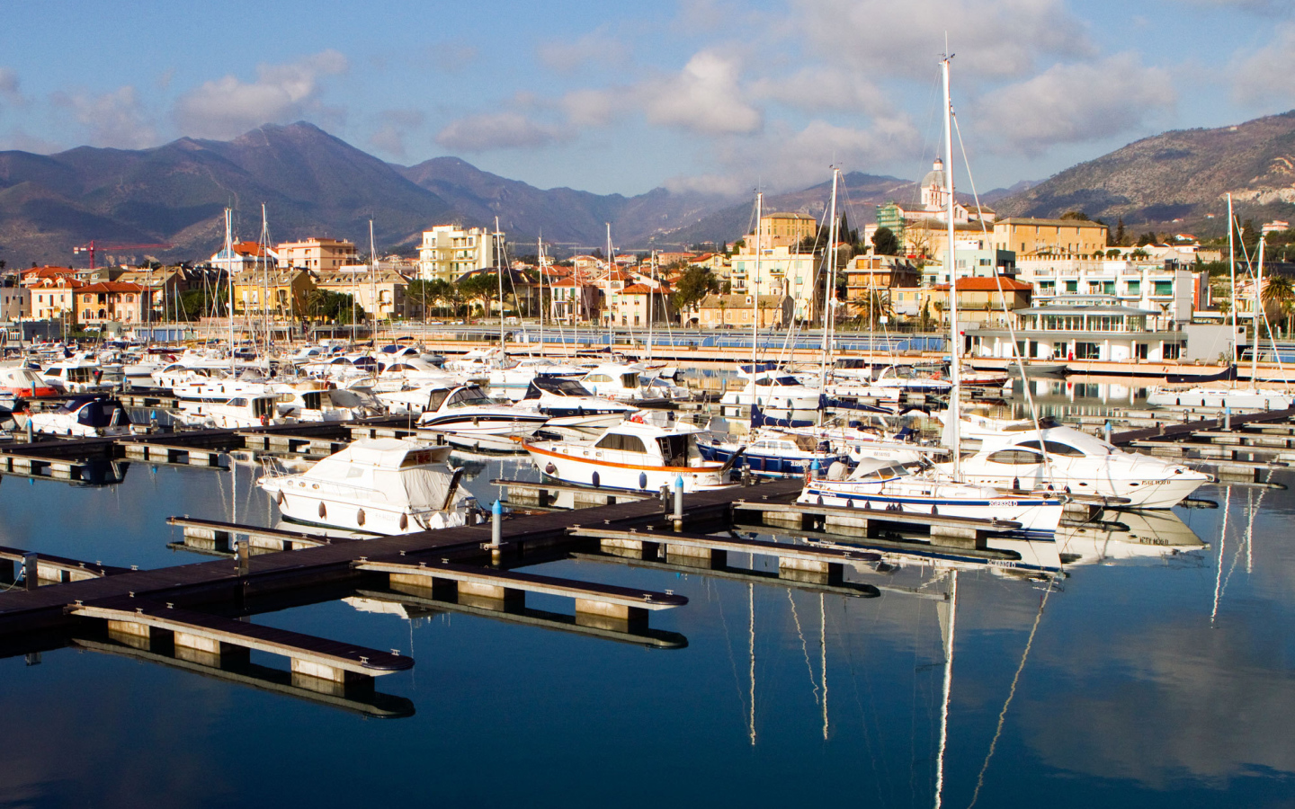 Лодки у причала в Лоано, Италия