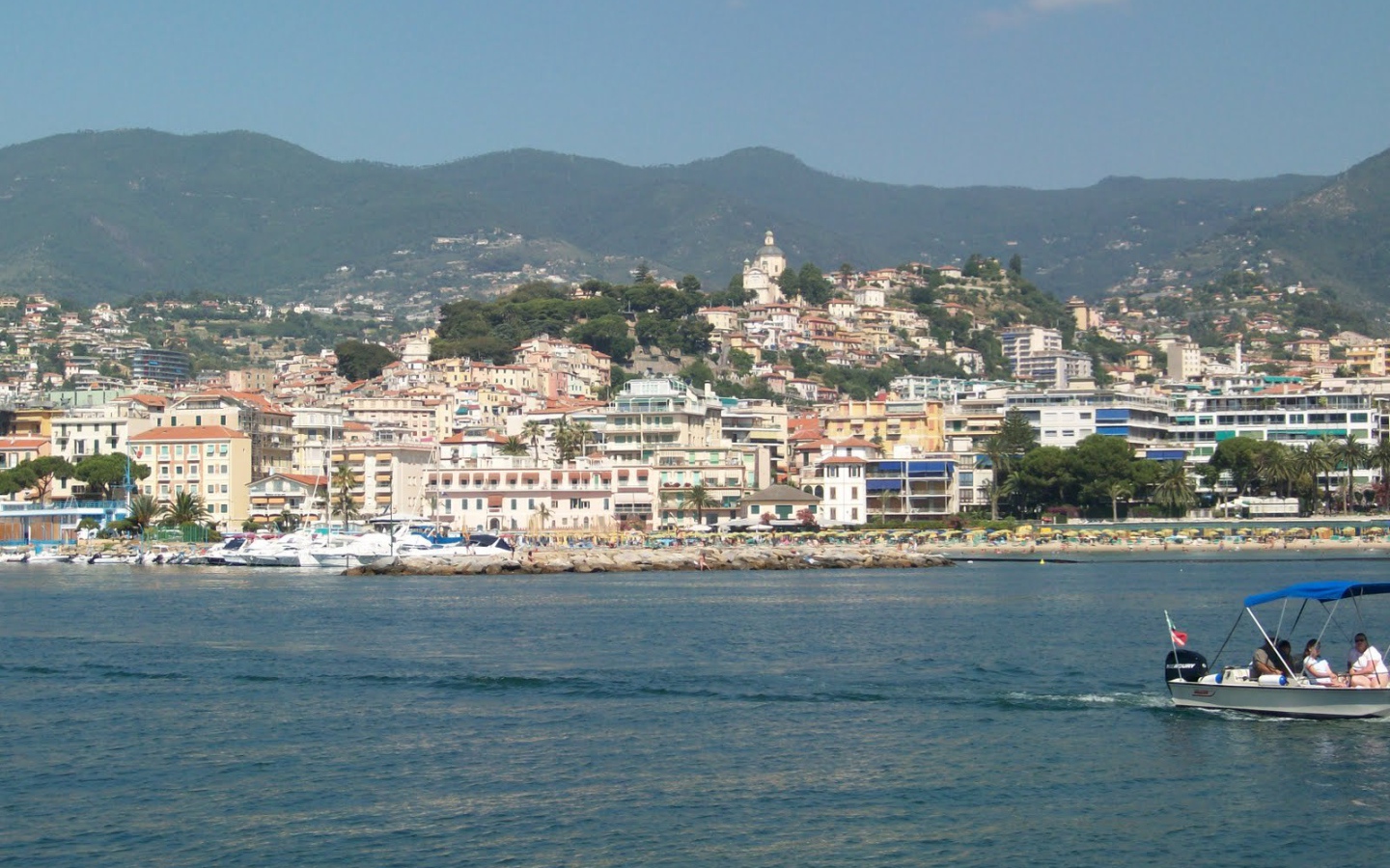 Лодки у причала на курорте Сан Бартоломео Аль Маре, Италия