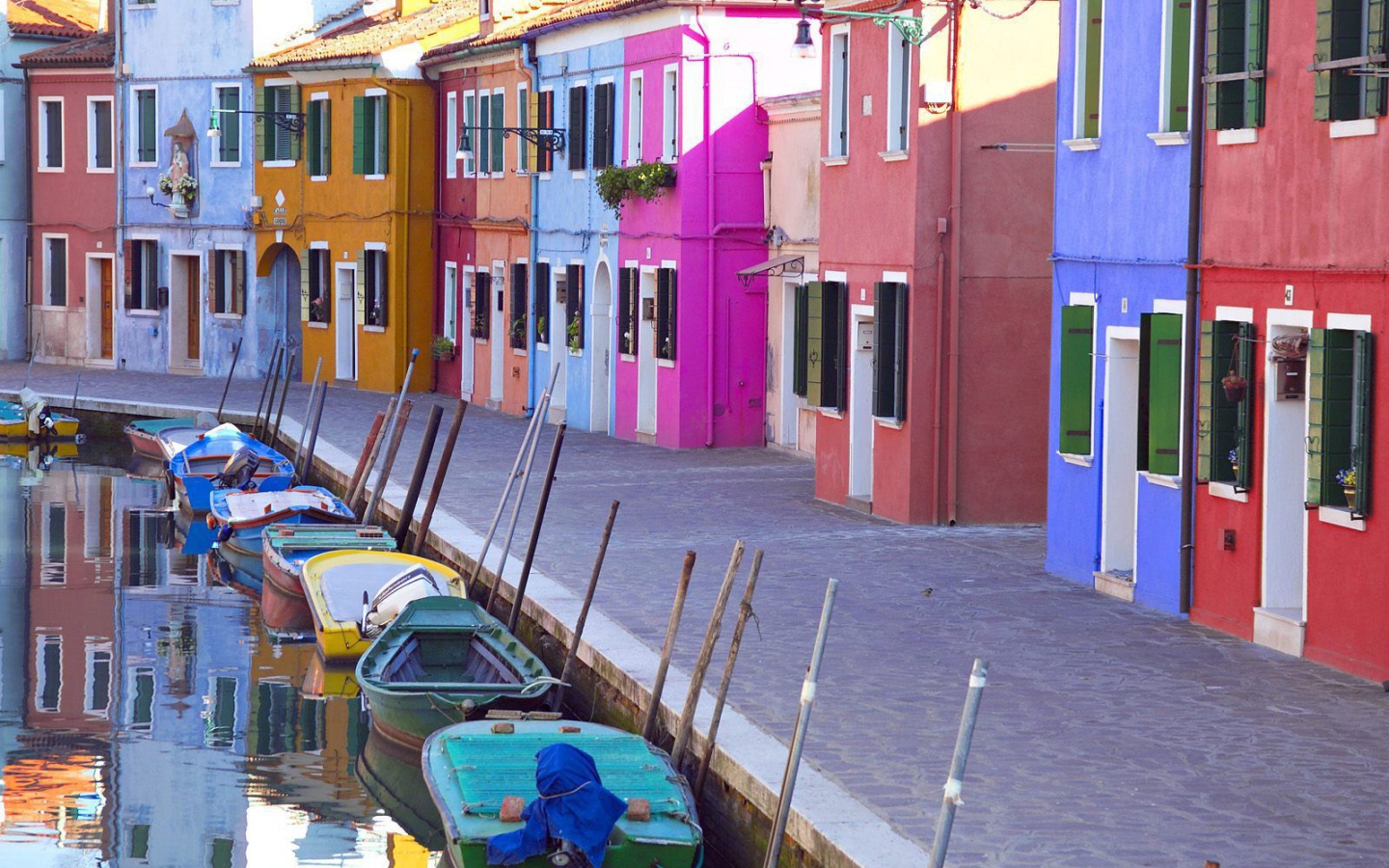 Яркие дома на берегу канала на острове Мурано, Италия