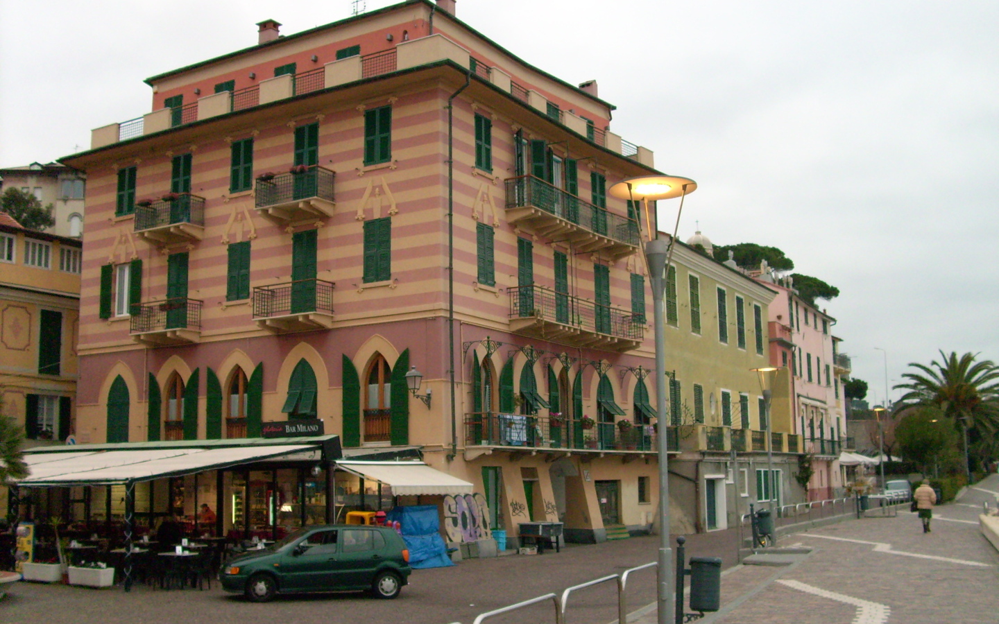 Здание на улице на курорте Челле Лигуре, Италия