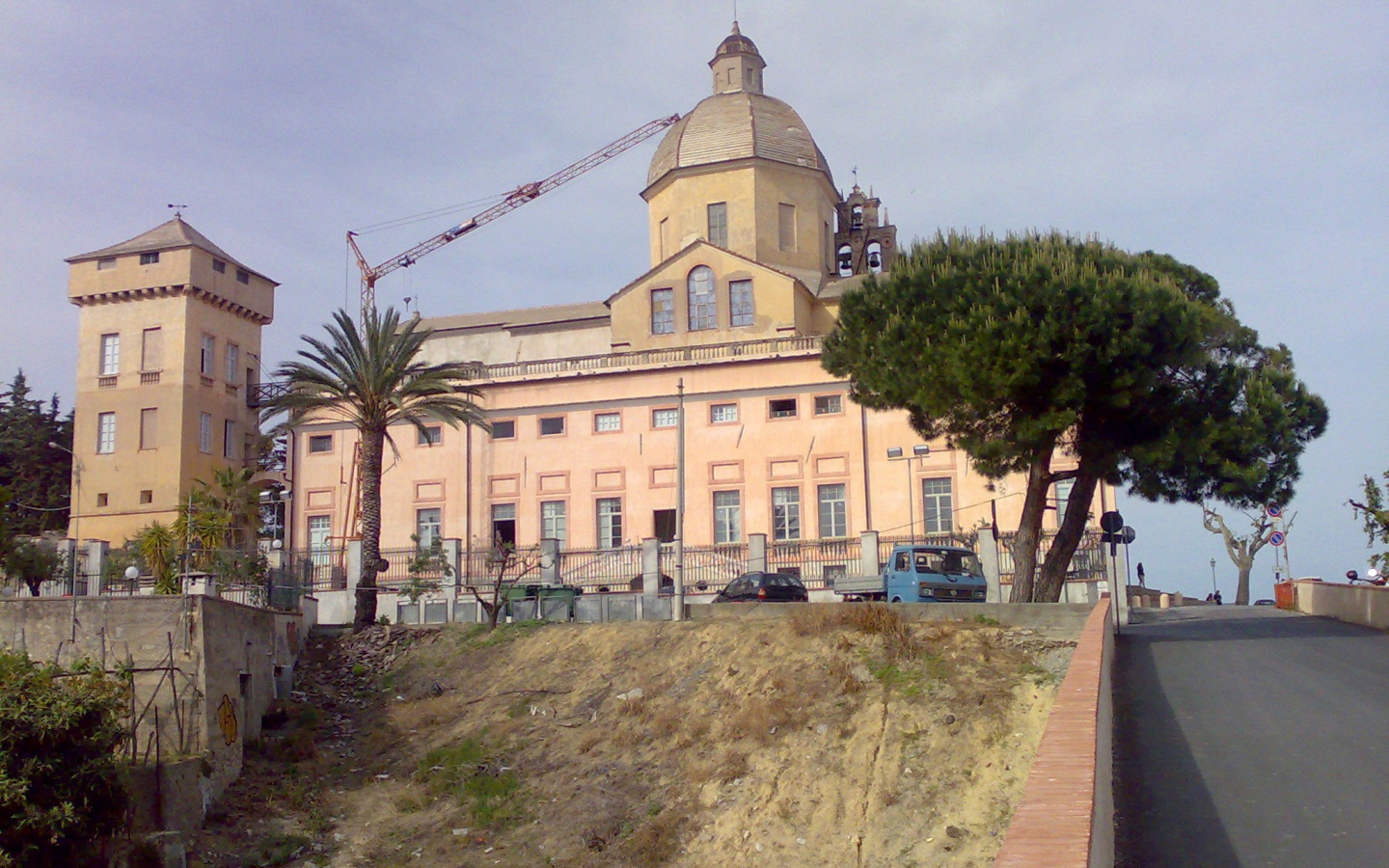 Здание на набережной в Лоано, Италия