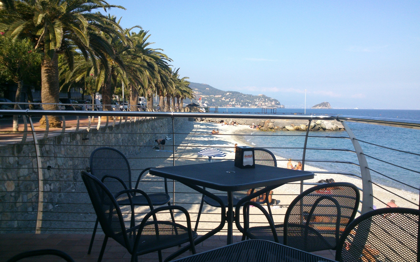 Кафе на пляже на курорте Ноли, Италия