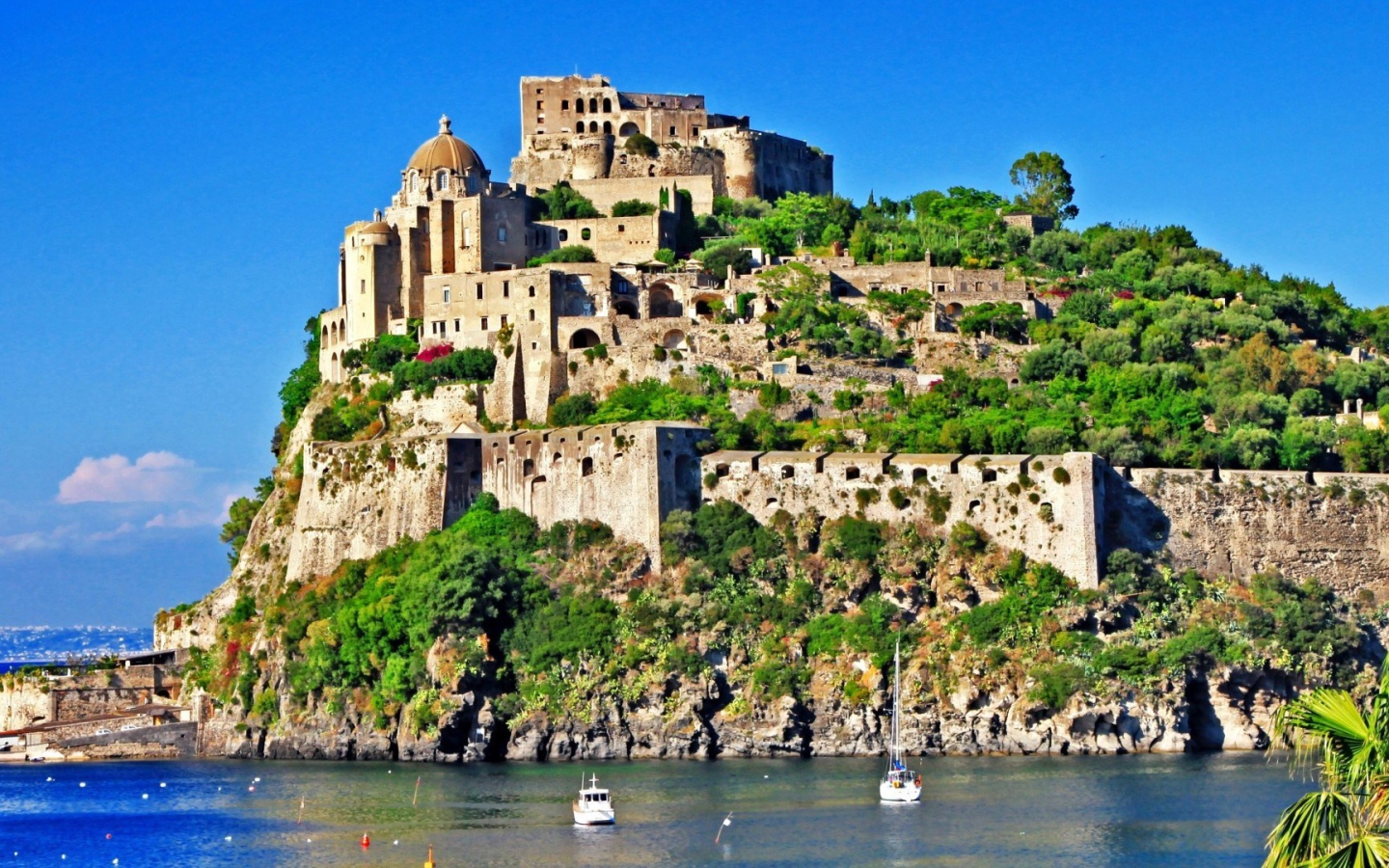 Замок на скале на острове Искья, Италия